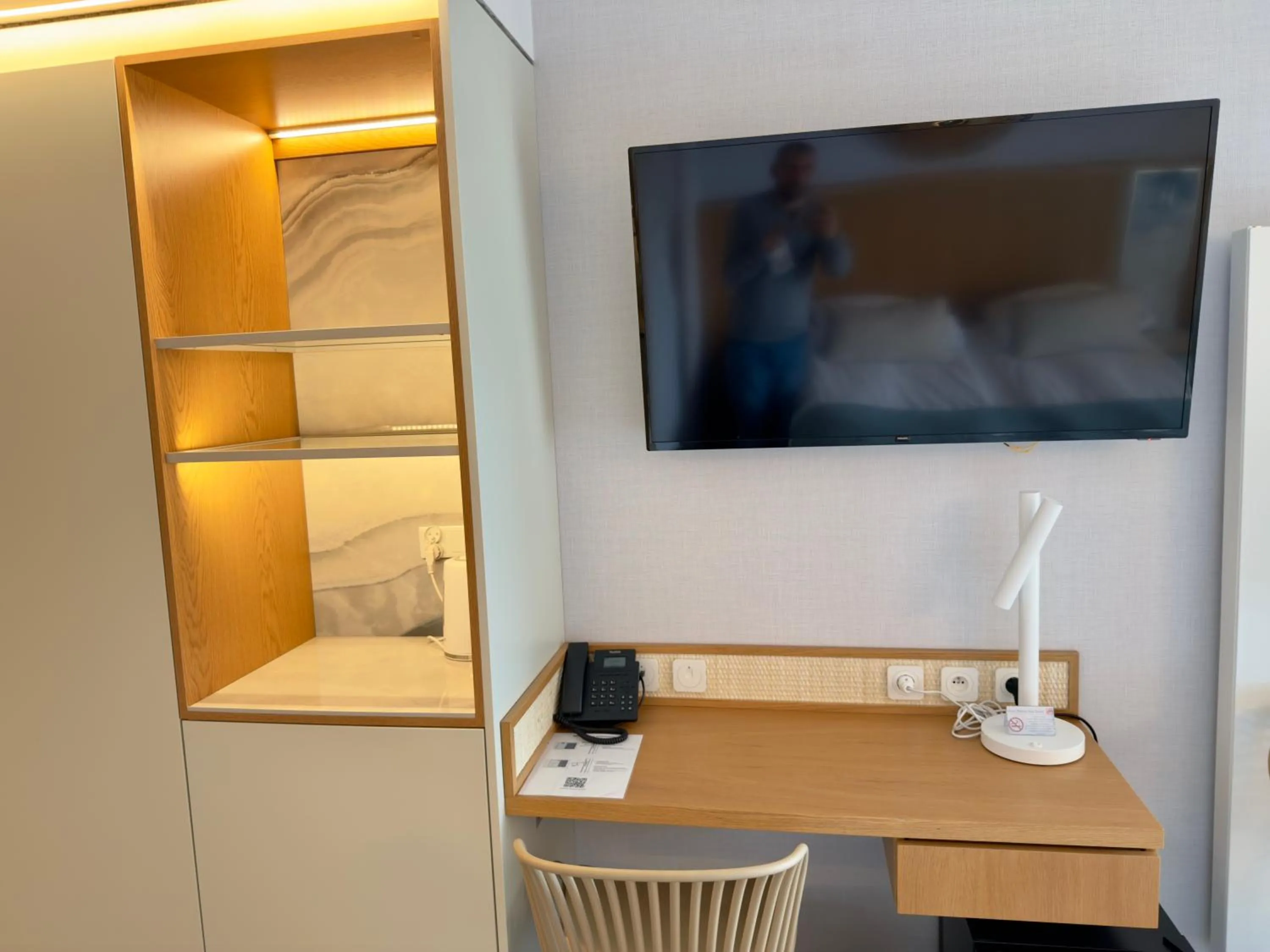 TV and multimedia in Hotel Zhong Hua