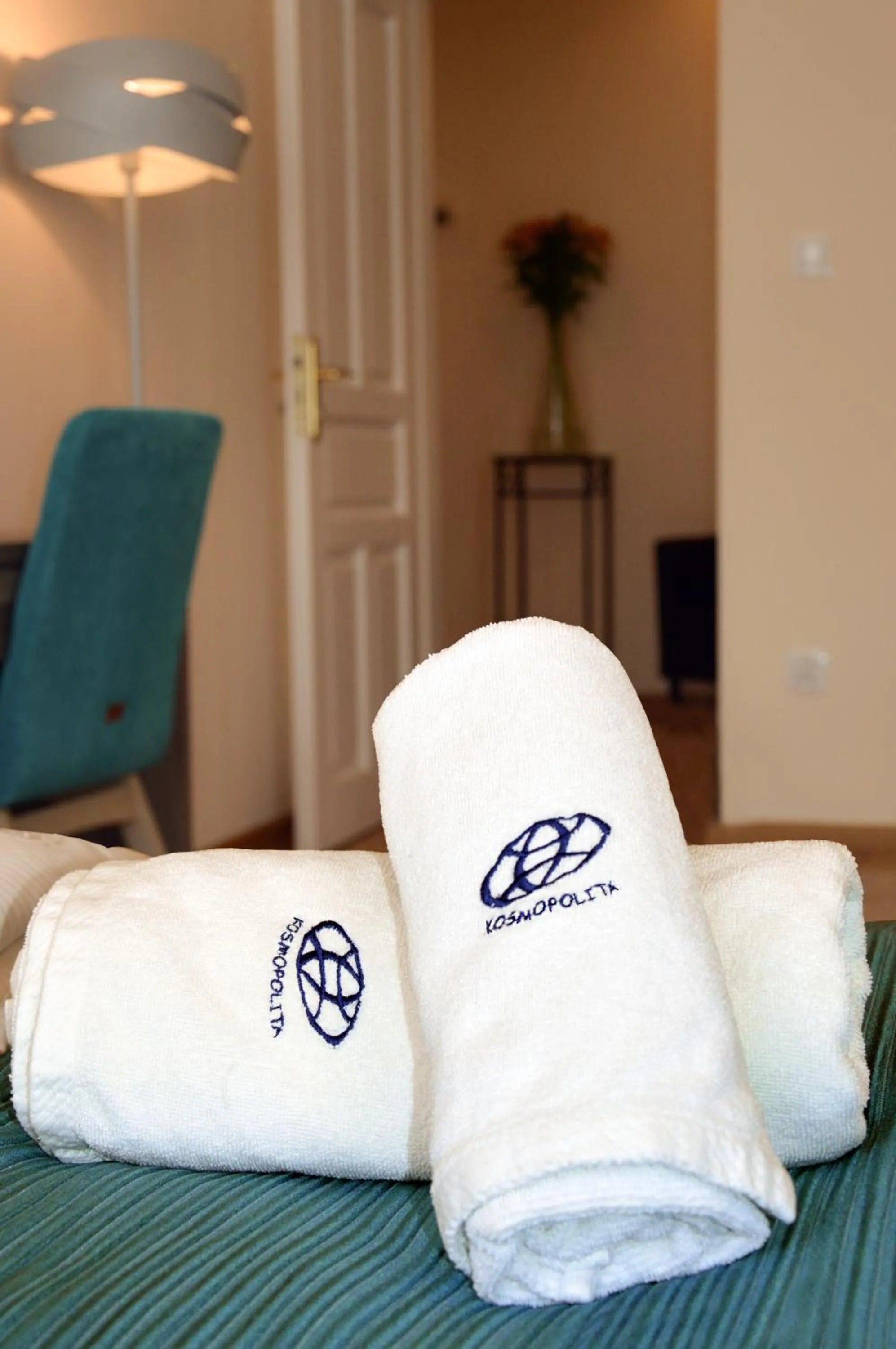 towels, Bed in Kosmopolita Rooms