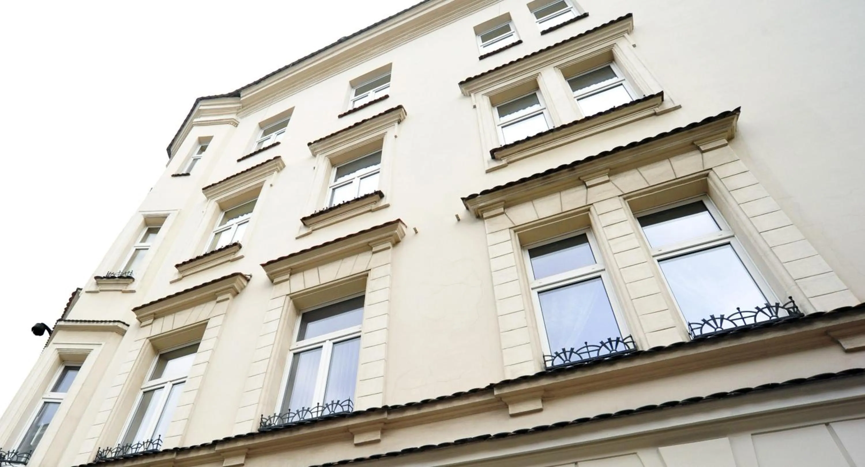 Property building in Kosmopolita Rooms