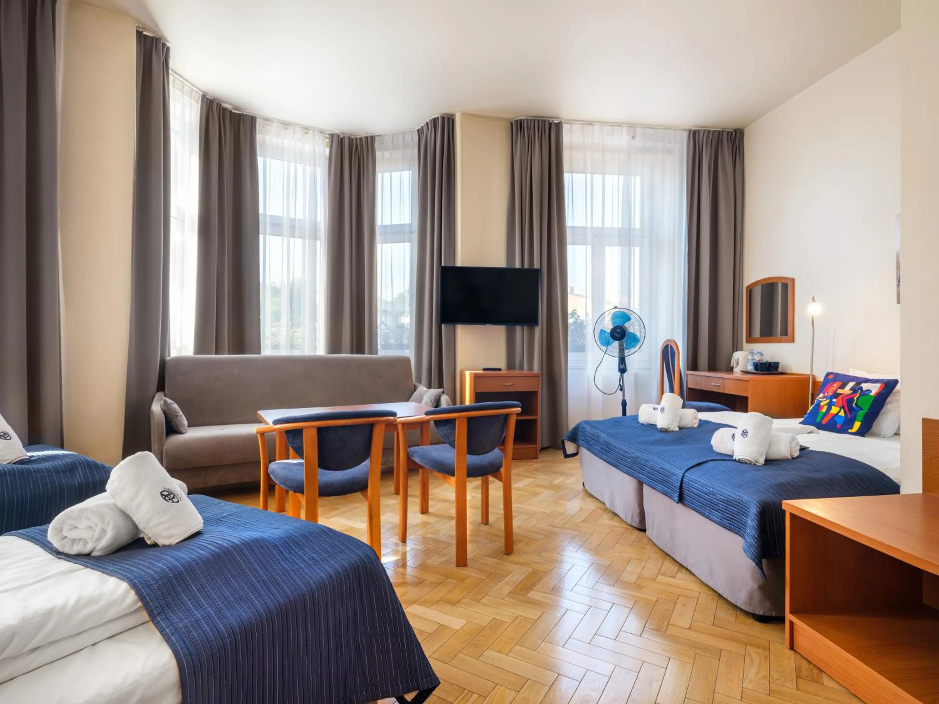 Photo of the whole room, Bed in Kosmopolita Rooms