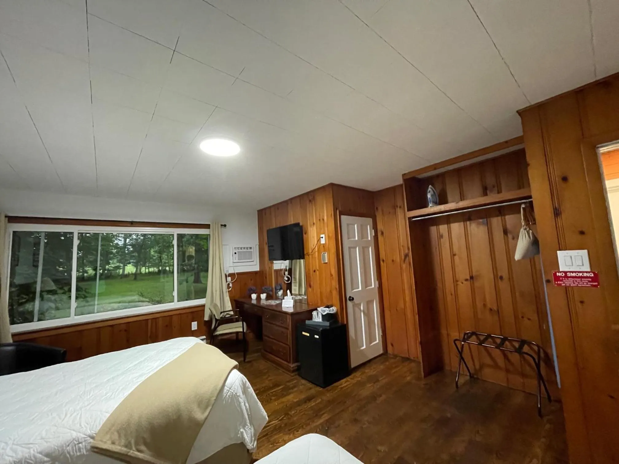 Photo of the whole room, Bed in New Hope Lodge