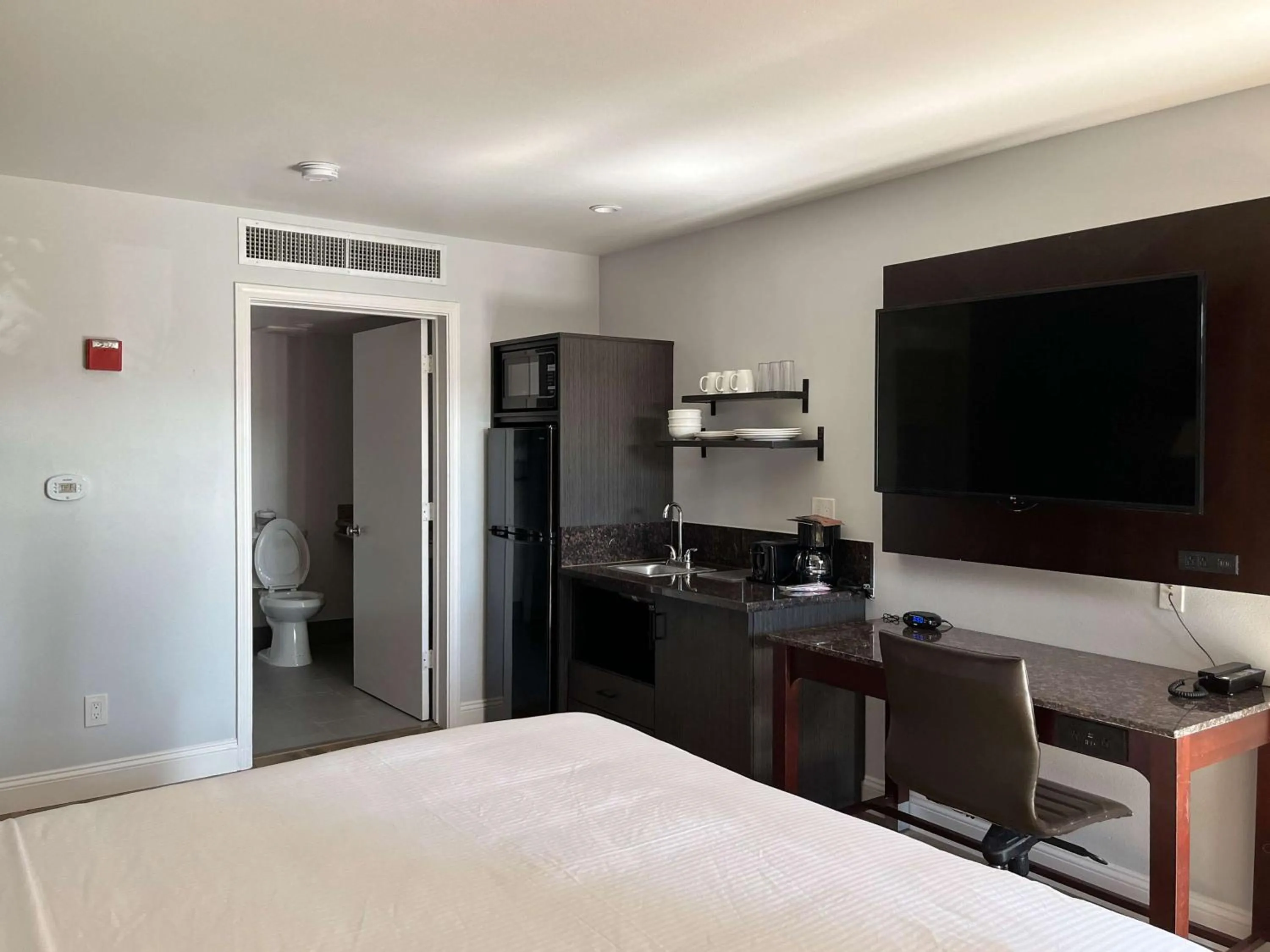 Bedroom, Bed in Studio 6 Vallejo CA Napa Valley