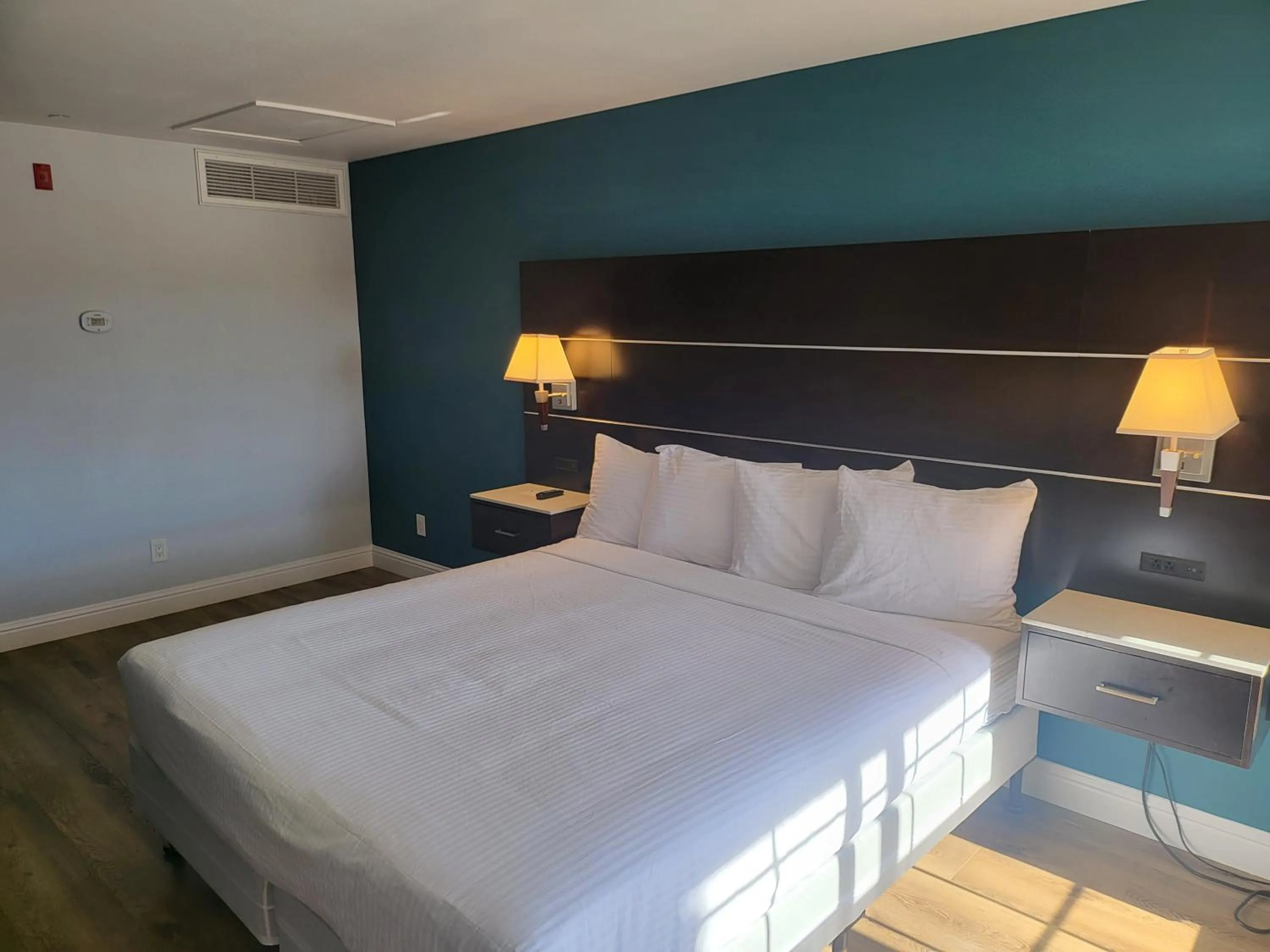 Bedroom, Bed in Studio 6 Vallejo CA Napa Valley