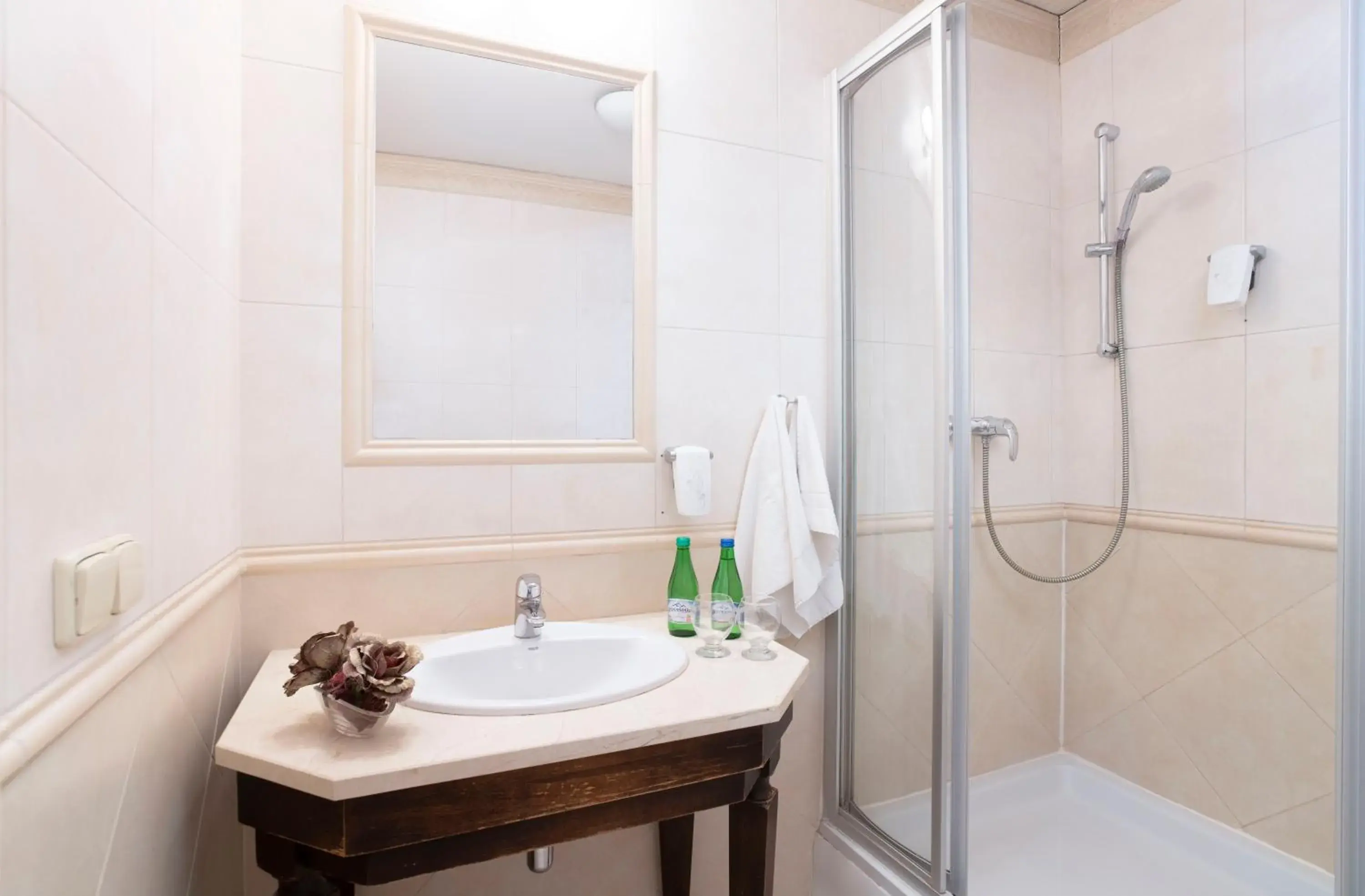 Twin Room - single occupancy in Pałac Paulinum Twin Room - single occupancy in Pałac Paulinum