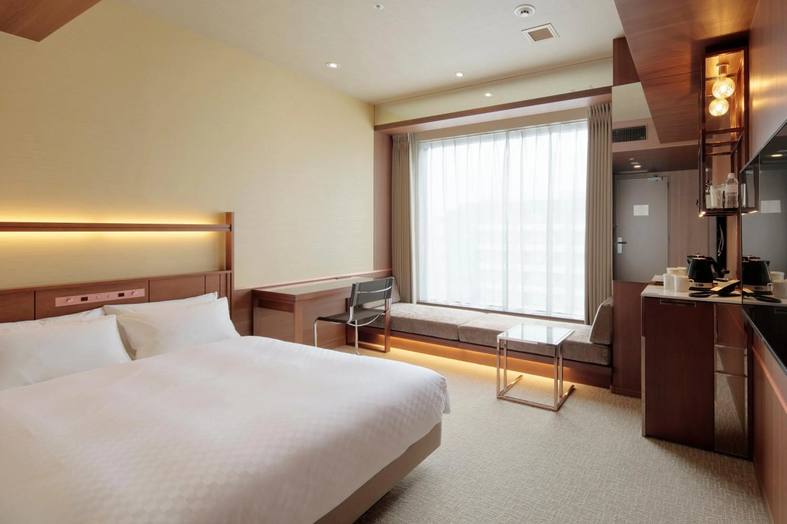 Photo of the whole room, Bed in Candeo Hotels Kumamoto Shinshigai