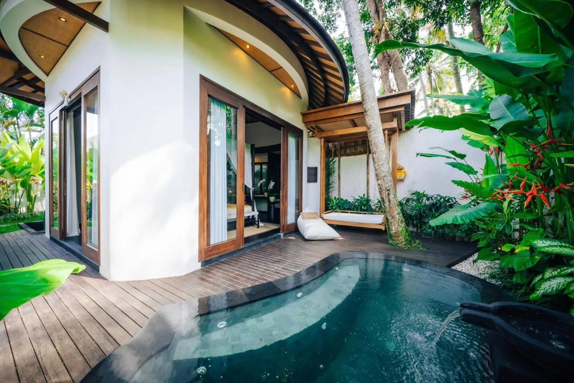 Swimming pool in Uma Kalai