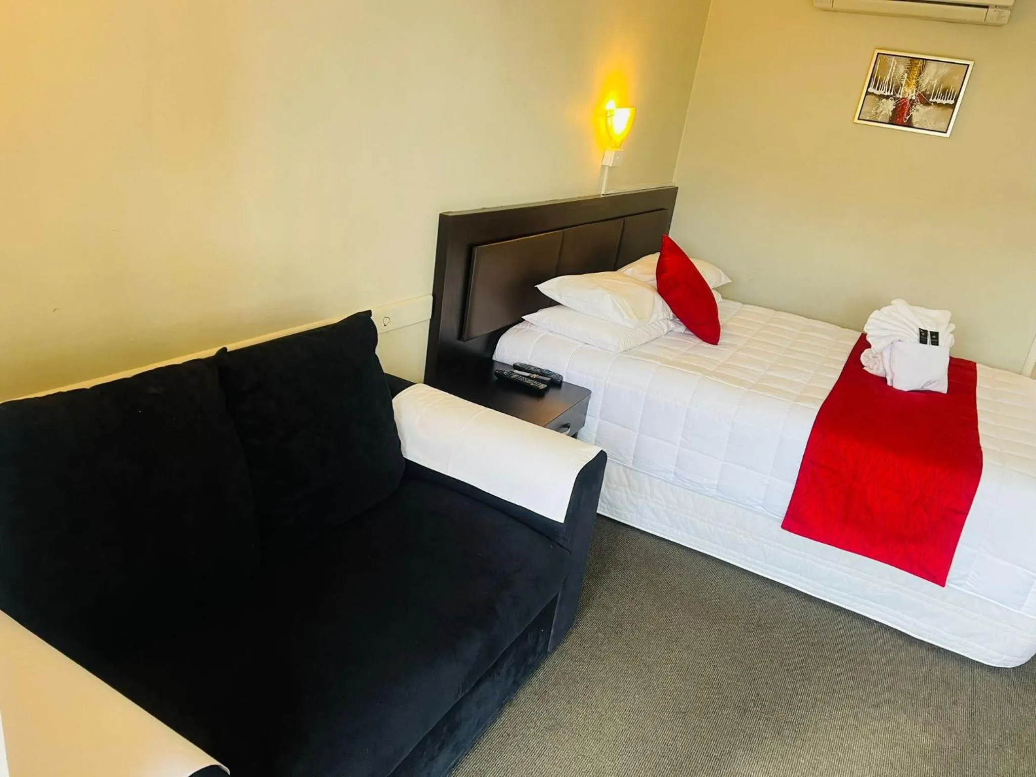 Bedroom, Bed in Monument Motor Lodge Papakura