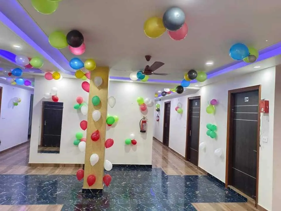 Bedroom in Hotel O Sky Hills Near Chaudhary Charan Singh International Airport