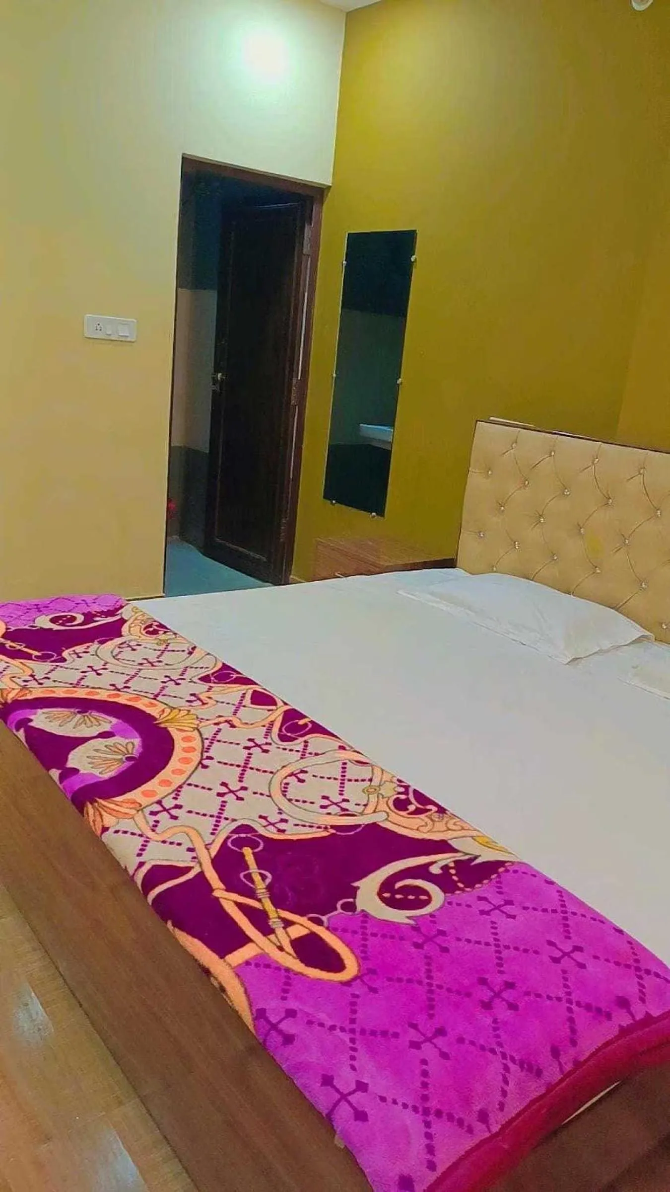Bedroom in Hotel O Sky Hills Near Chaudhary Charan Singh International Airport