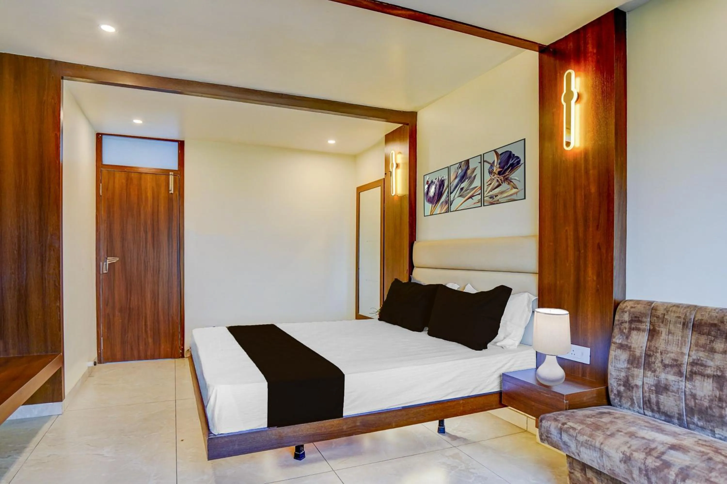Bedroom, Bed in Super Townhouse Zero Mile Gandhi Setu Formerly Classic Court