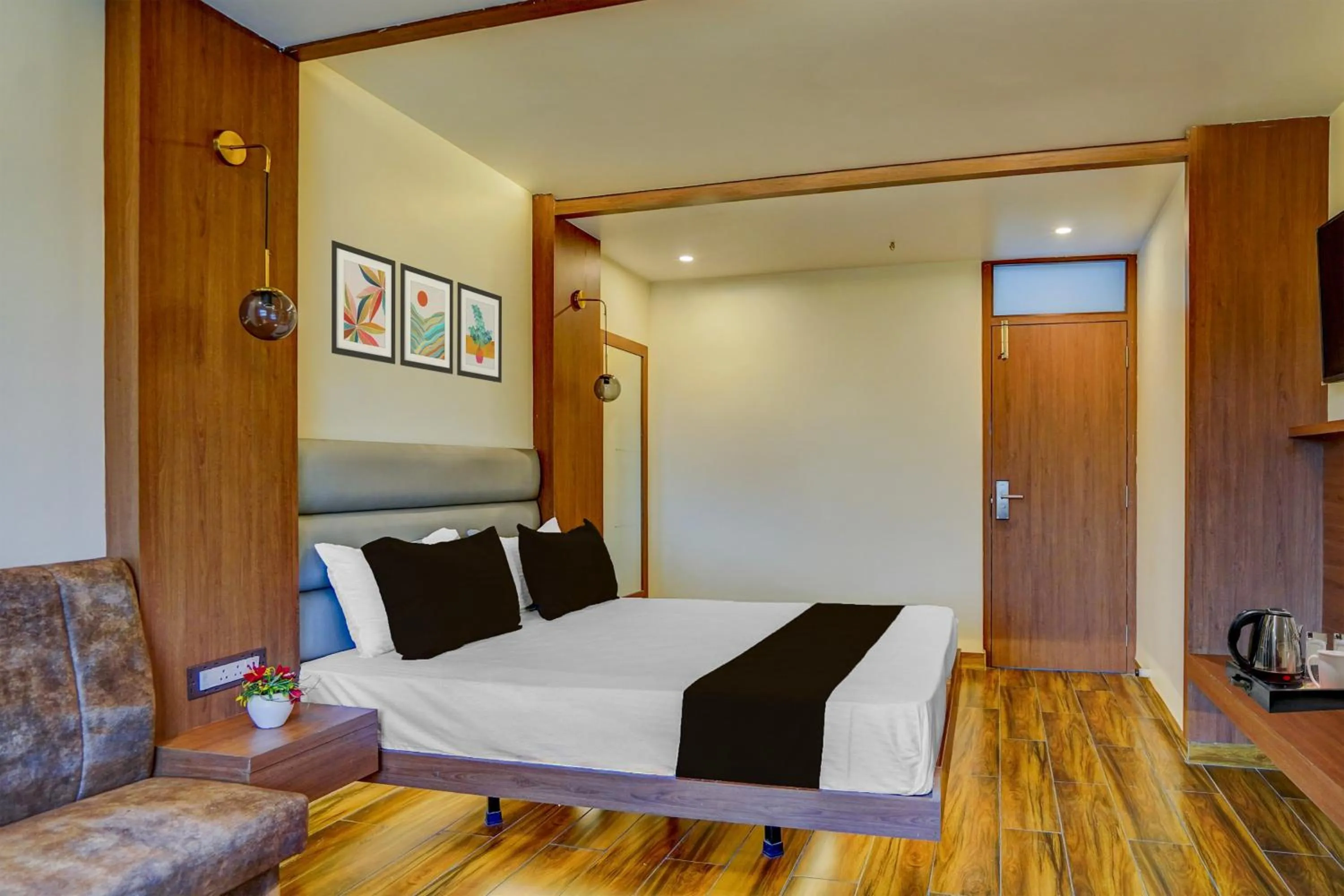 Bedroom, Bed in Super Townhouse Zero Mile Gandhi Setu Formerly Classic Court