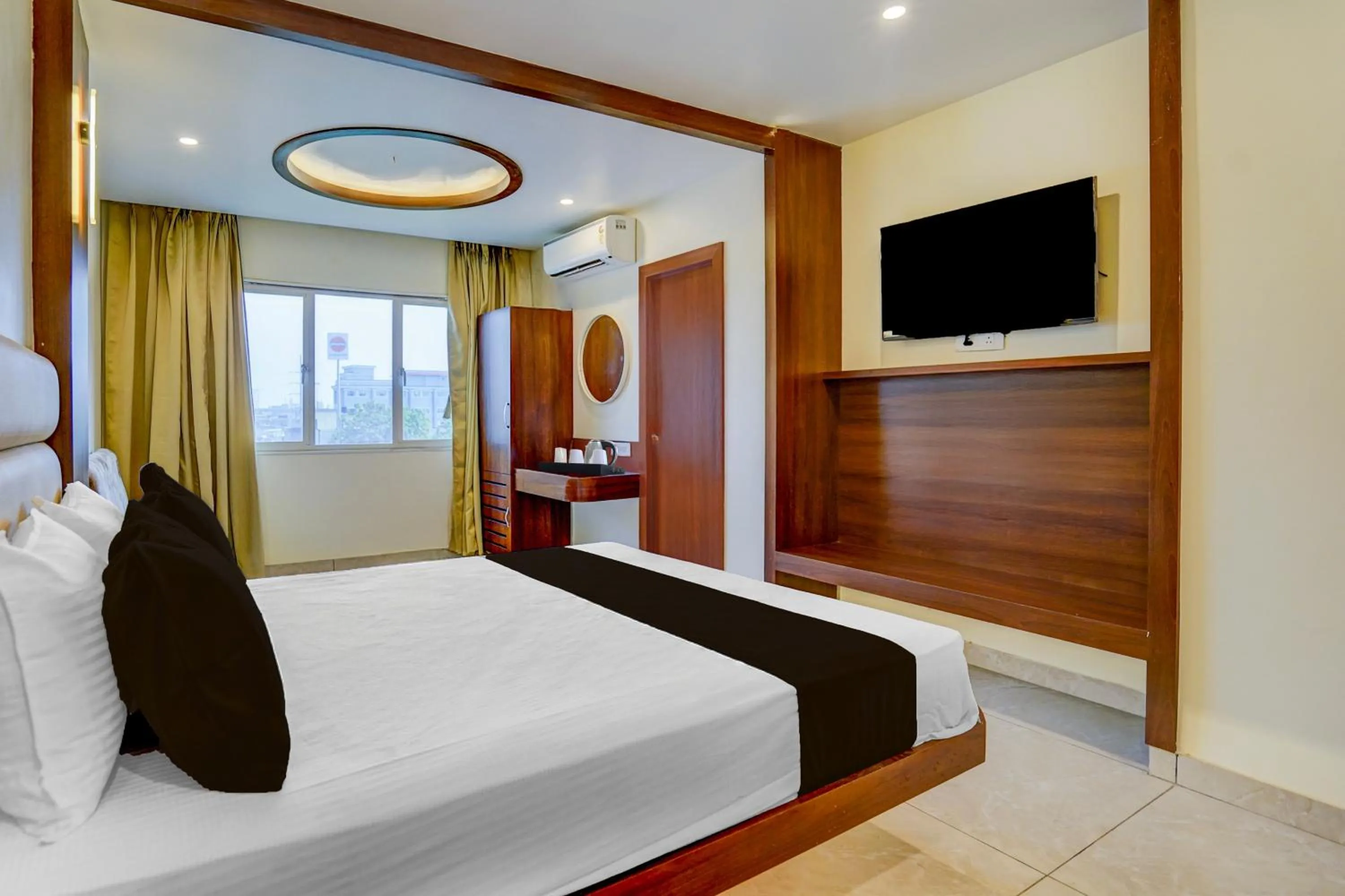 Bedroom, Bed in Super Townhouse Zero Mile Gandhi Setu Formerly Classic Court