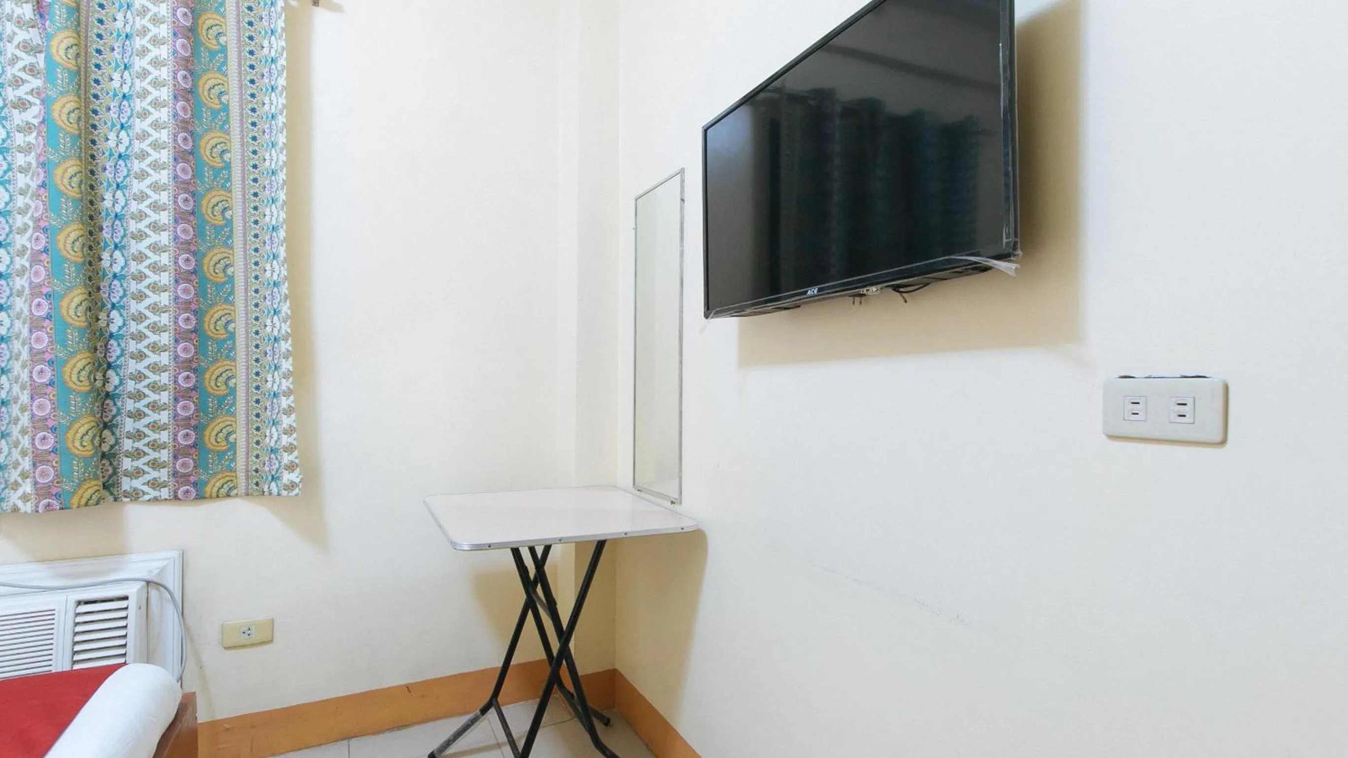 TV and multimedia in RedDoorz @ Golden Park Inn La Union