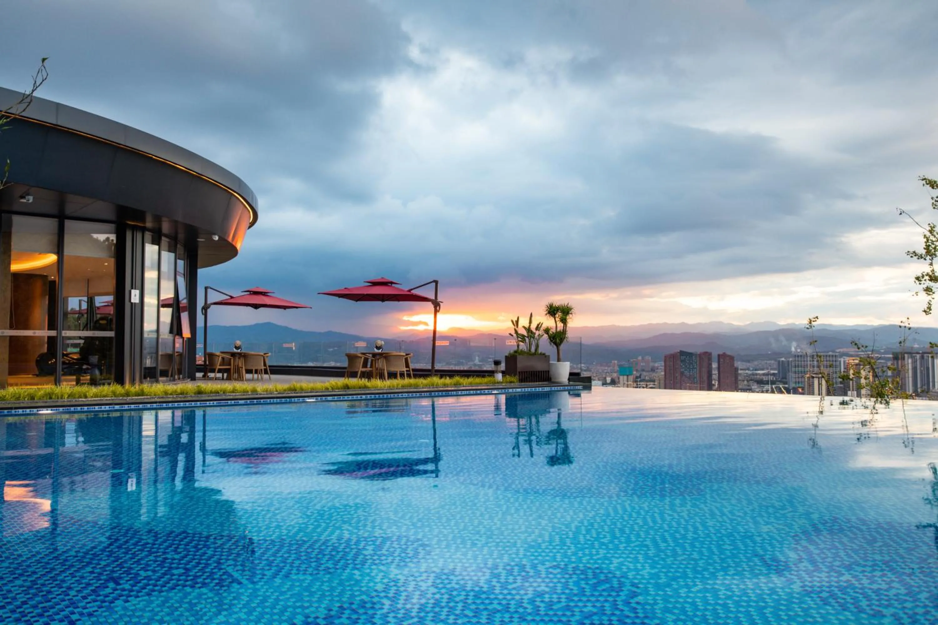 Swimming pool in Pullman Yuxi