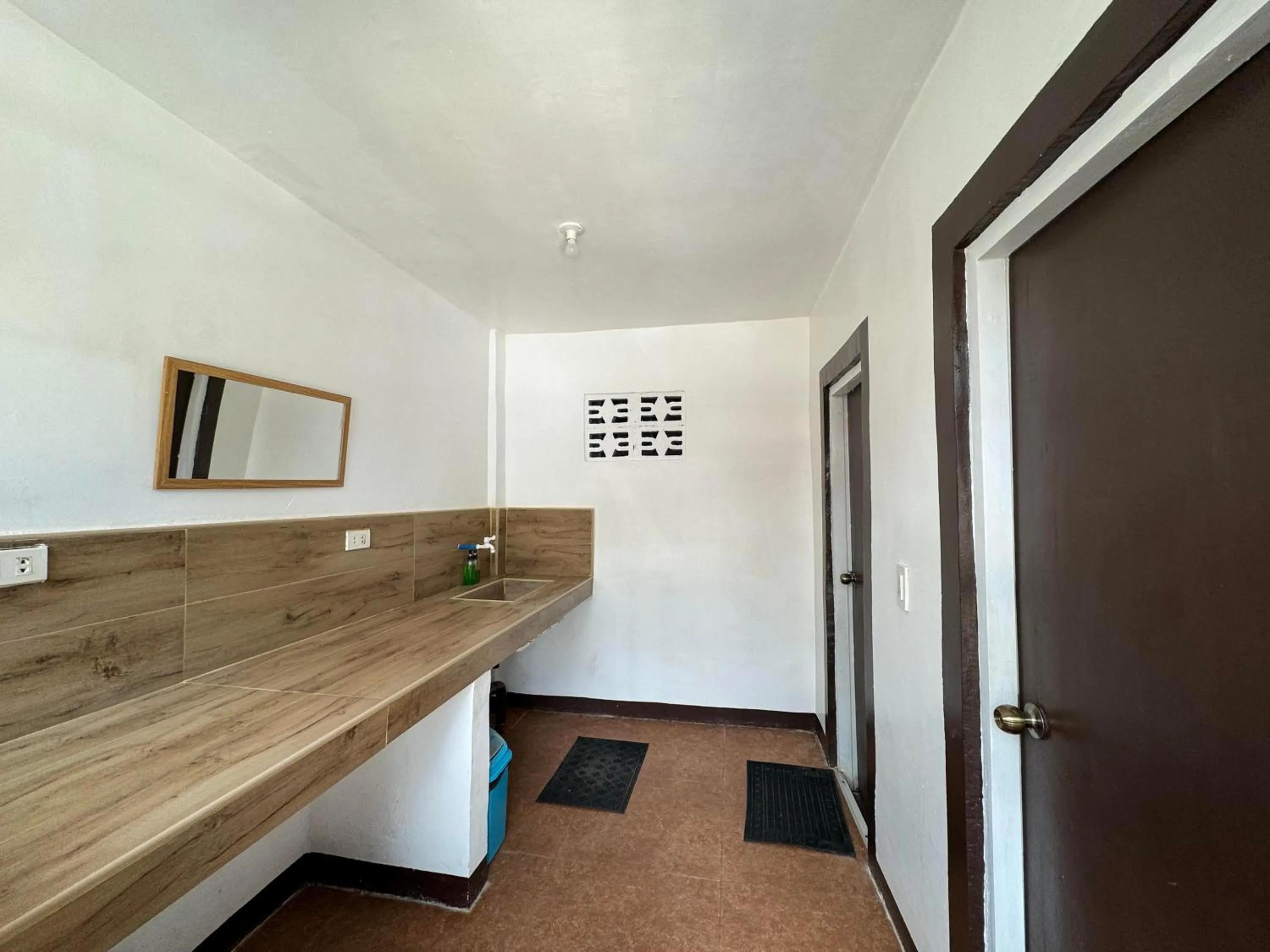 Bathroom in Alona Bohol Backpackers Hostel