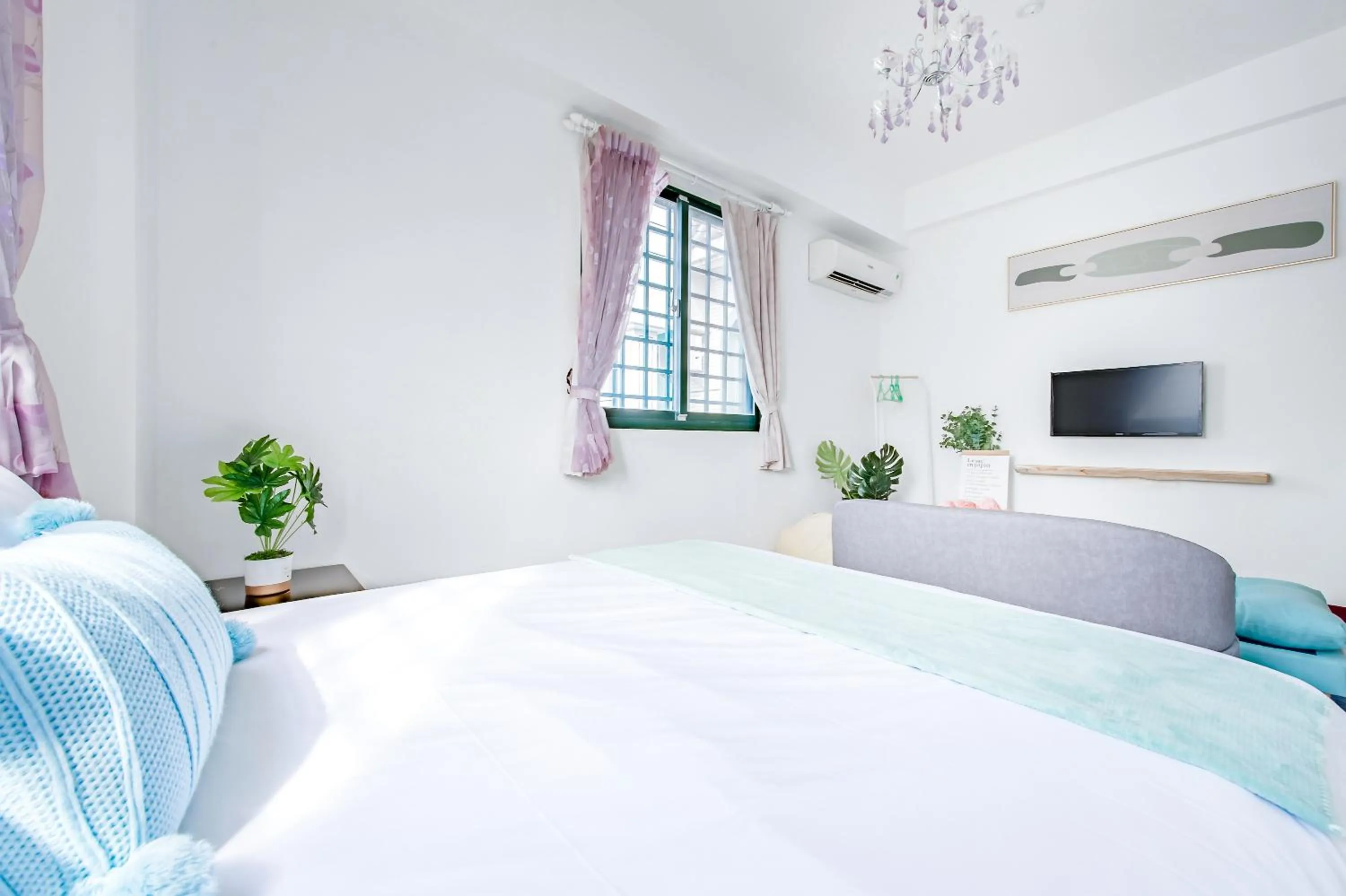 Photo of the whole room, Bed in Travel Road WuWu