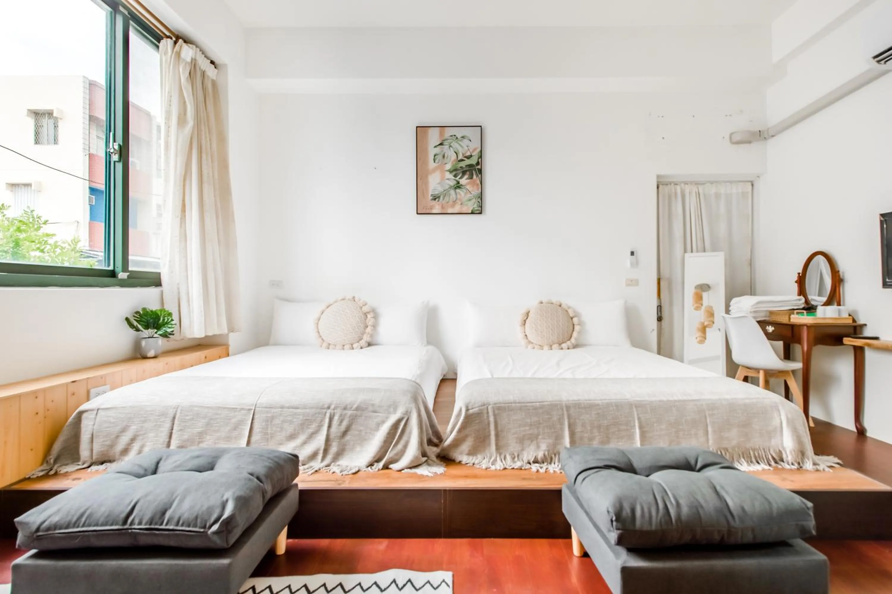 Photo of the whole room, Bed in Travel Road WuWu