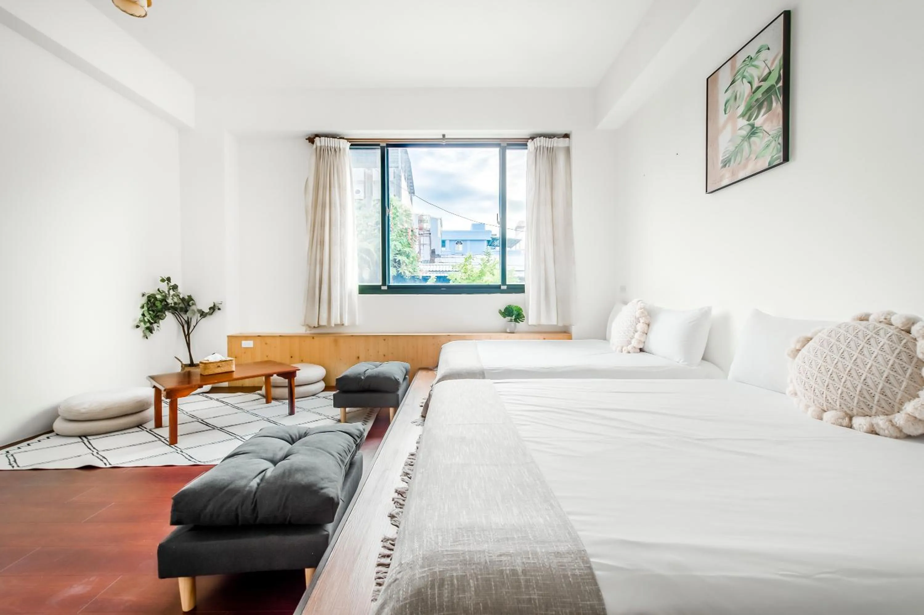 Photo of the whole room, Bed in Travel Road WuWu