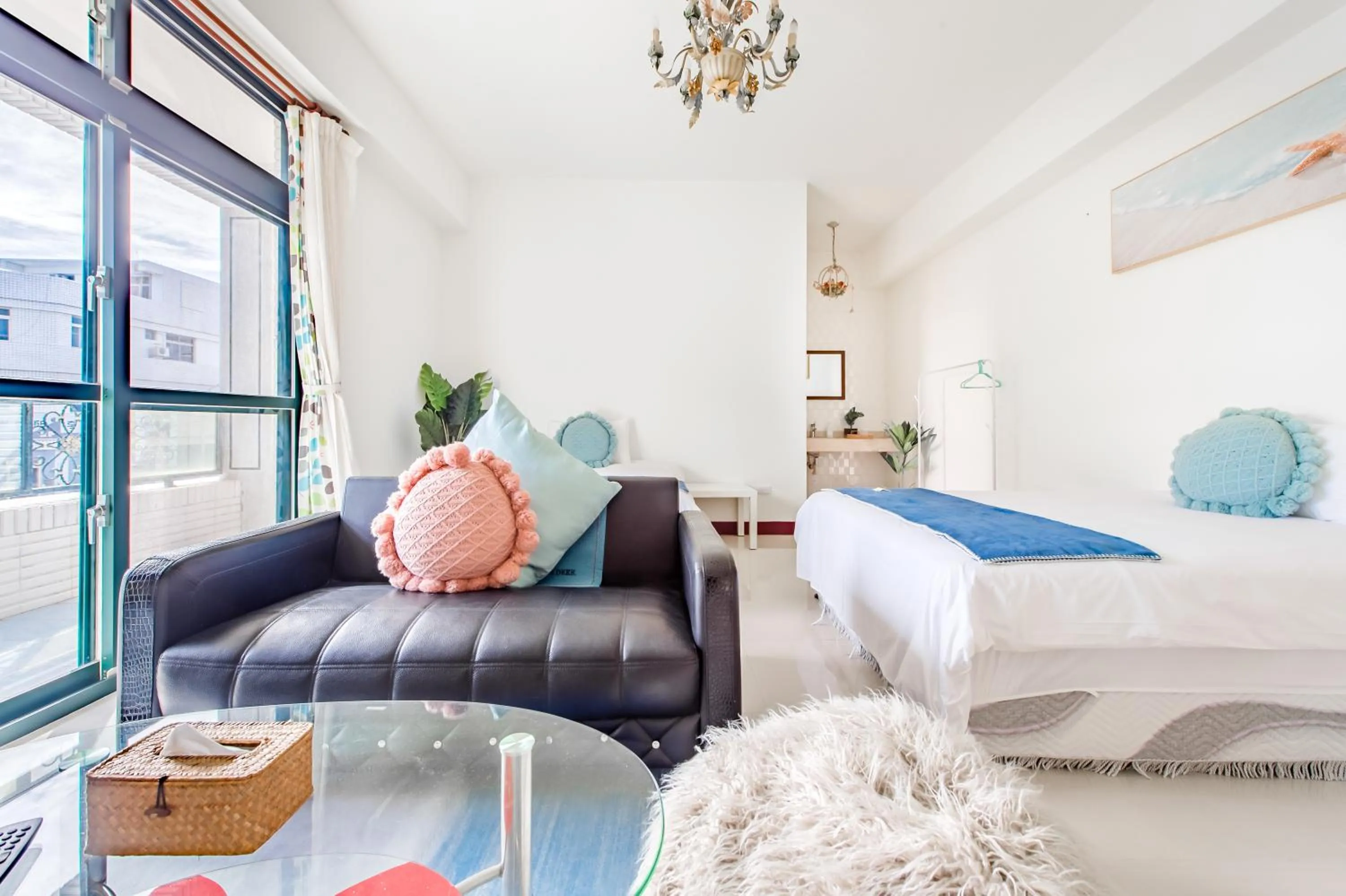 Photo of the whole room, Bed in Travel Road WuWu