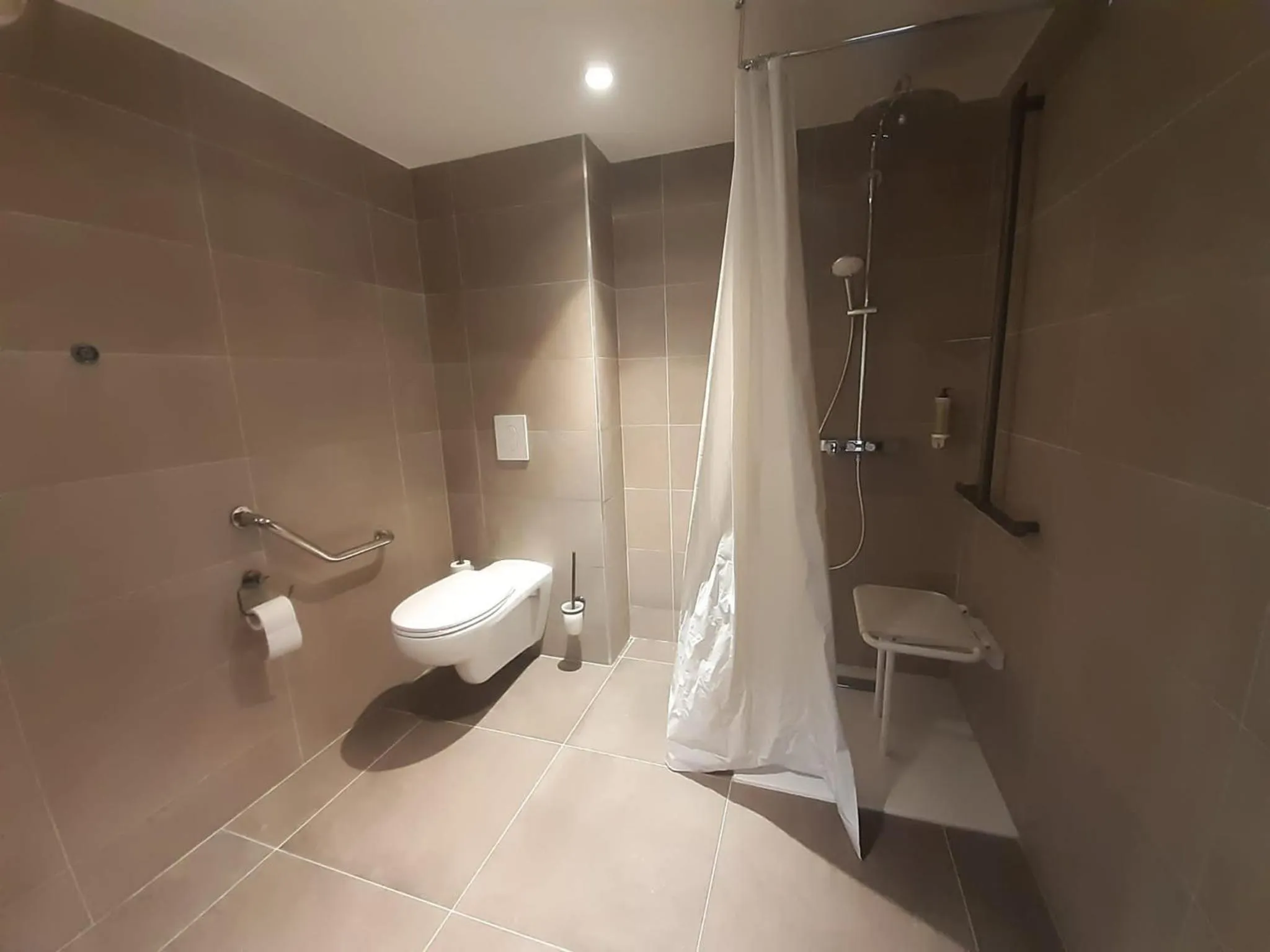 Bathroom in L'Escale Marine, The Originals Relais