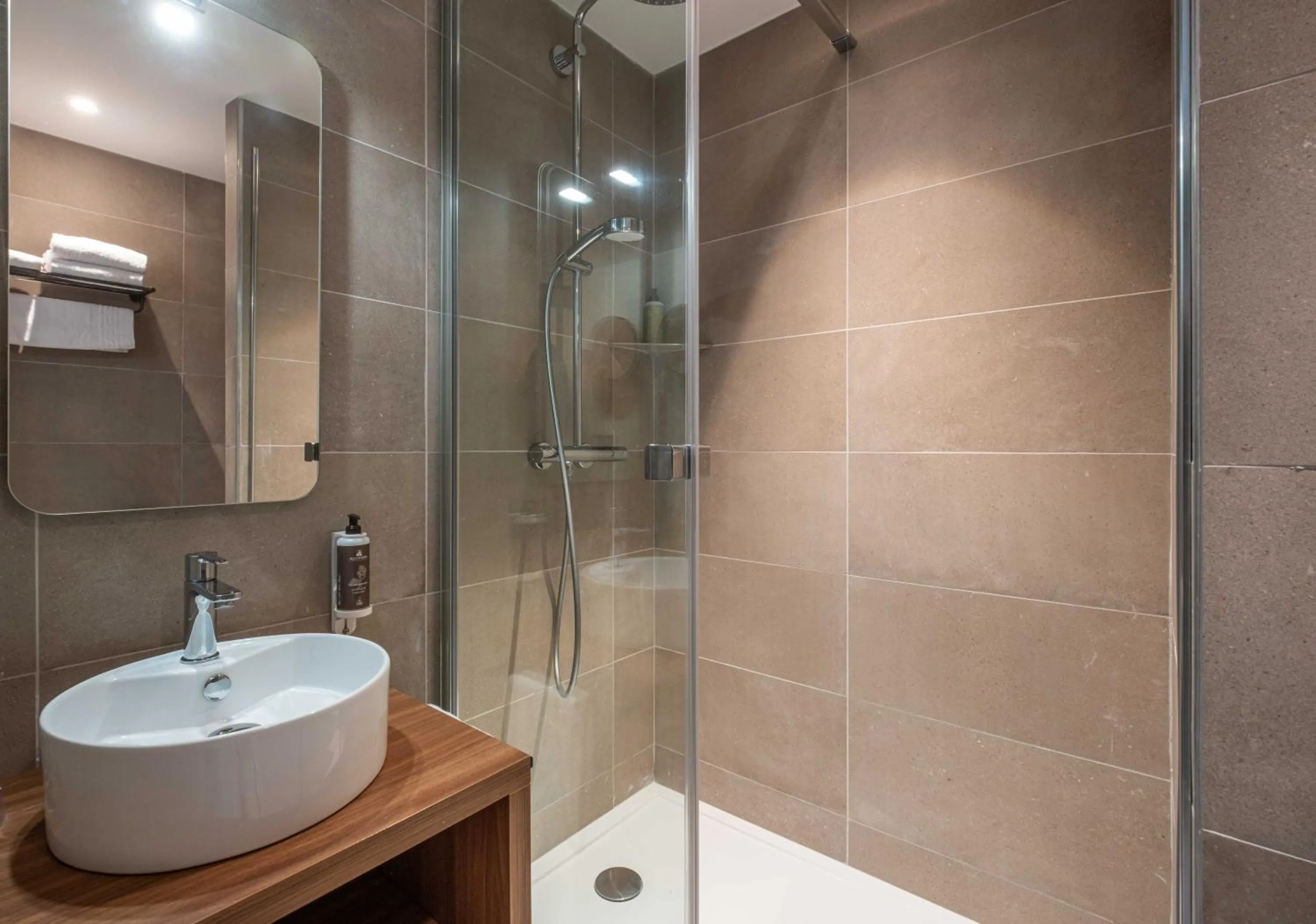 Bathroom in L'Escale Marine, The Originals Relais