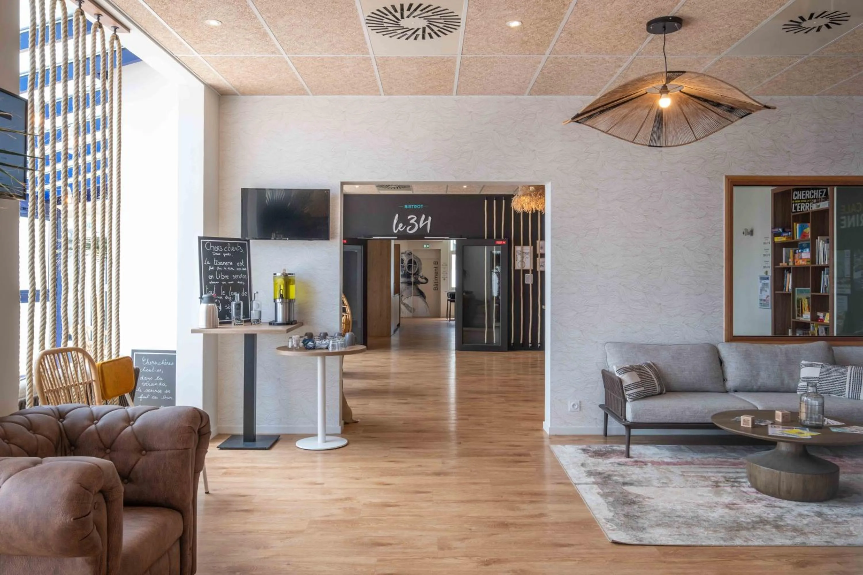 Lobby or reception in L'Escale Marine, The Originals Relais