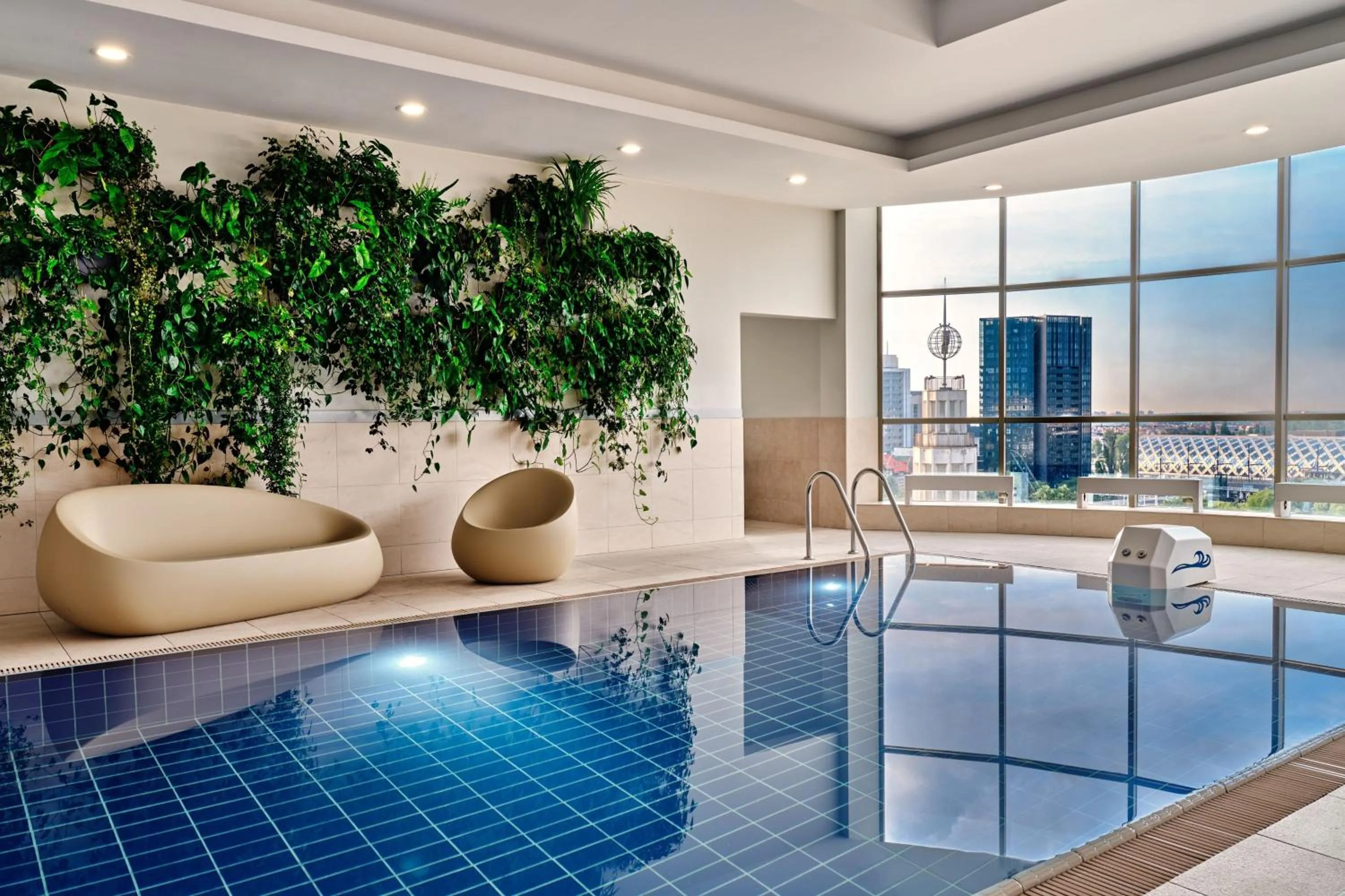 Swimming pool in Sheraton Poznan Hotel