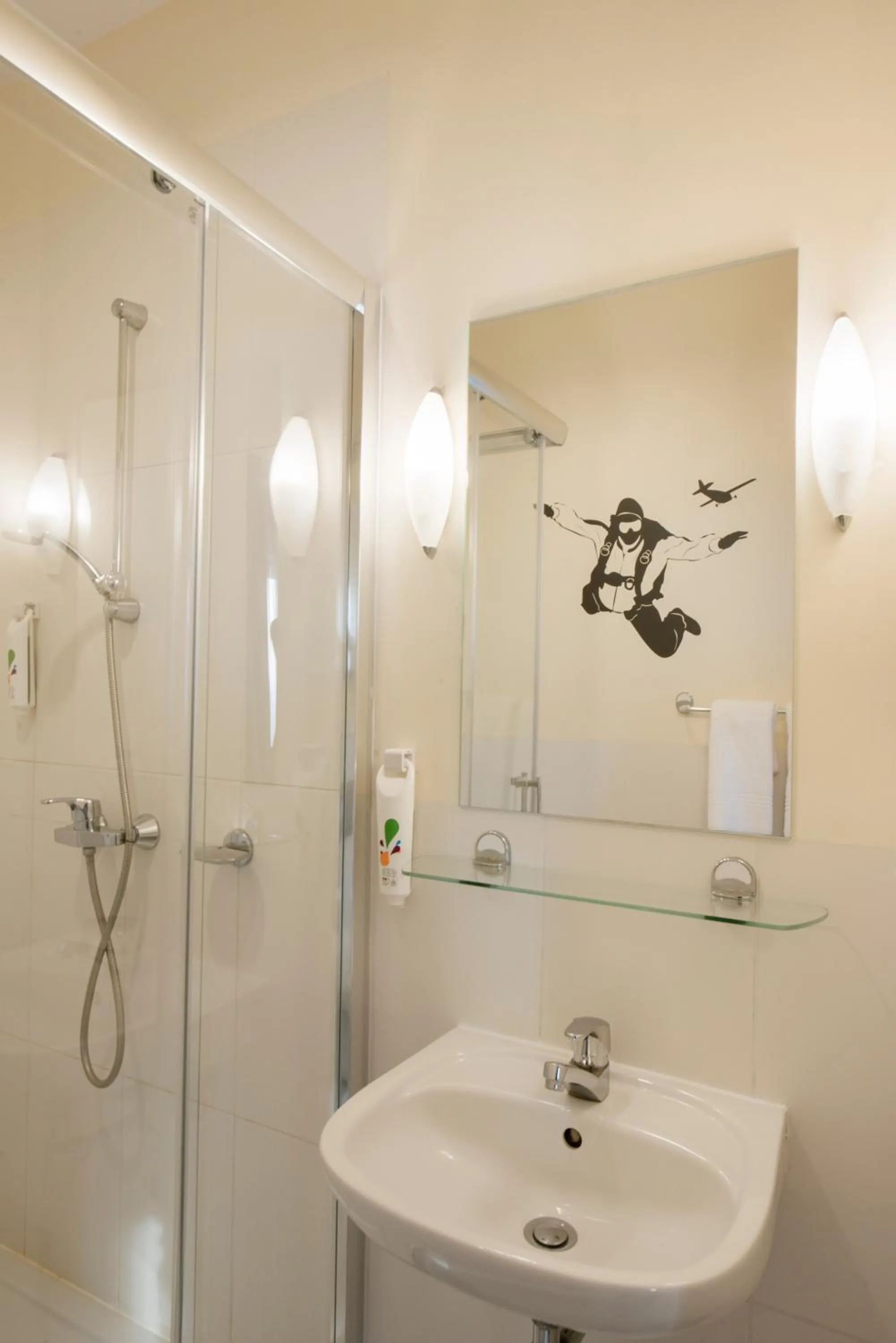 Photo of the whole room in ibis Styles Warszawa West