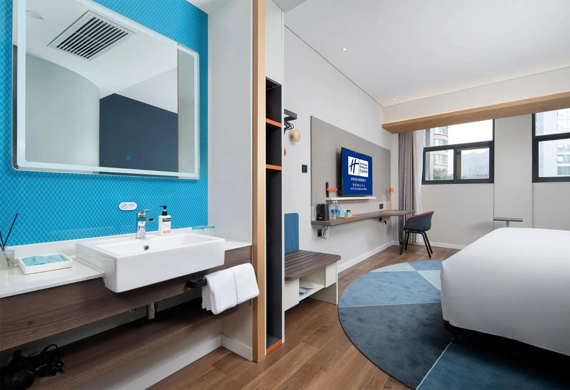 Bathroom, Bed in Holiday Inn Express Xi'an Qujiang Center by IHG