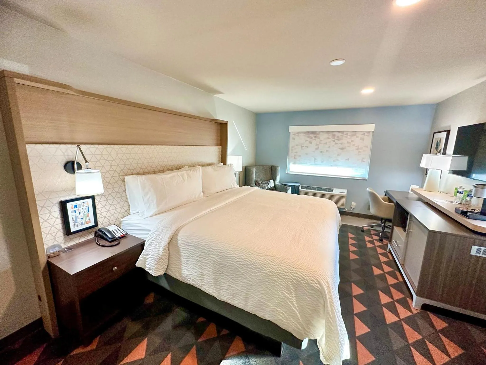 Photo of the whole room, Bed in Holiday Inn Kansas City - Downtown by IHG