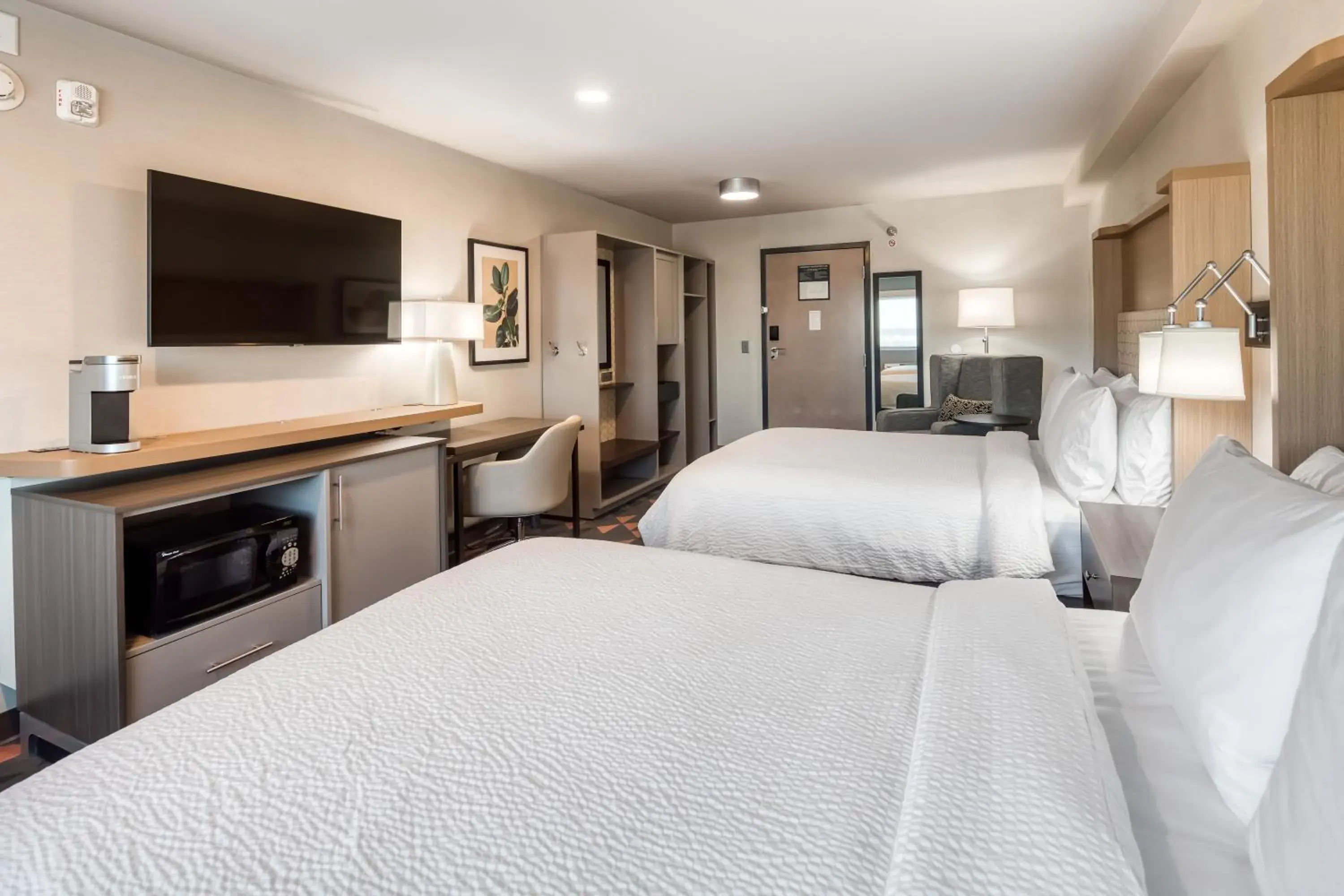 Queen Room with Two Queen Beds - Hearing Accessible/Non-Smoking in Holiday Inn Kansas City - Downtown by IHG Queen Room with Two Queen Beds - Hearing Accessible/Non-Smoking in Holiday Inn Kansas City - Downtown by IHG