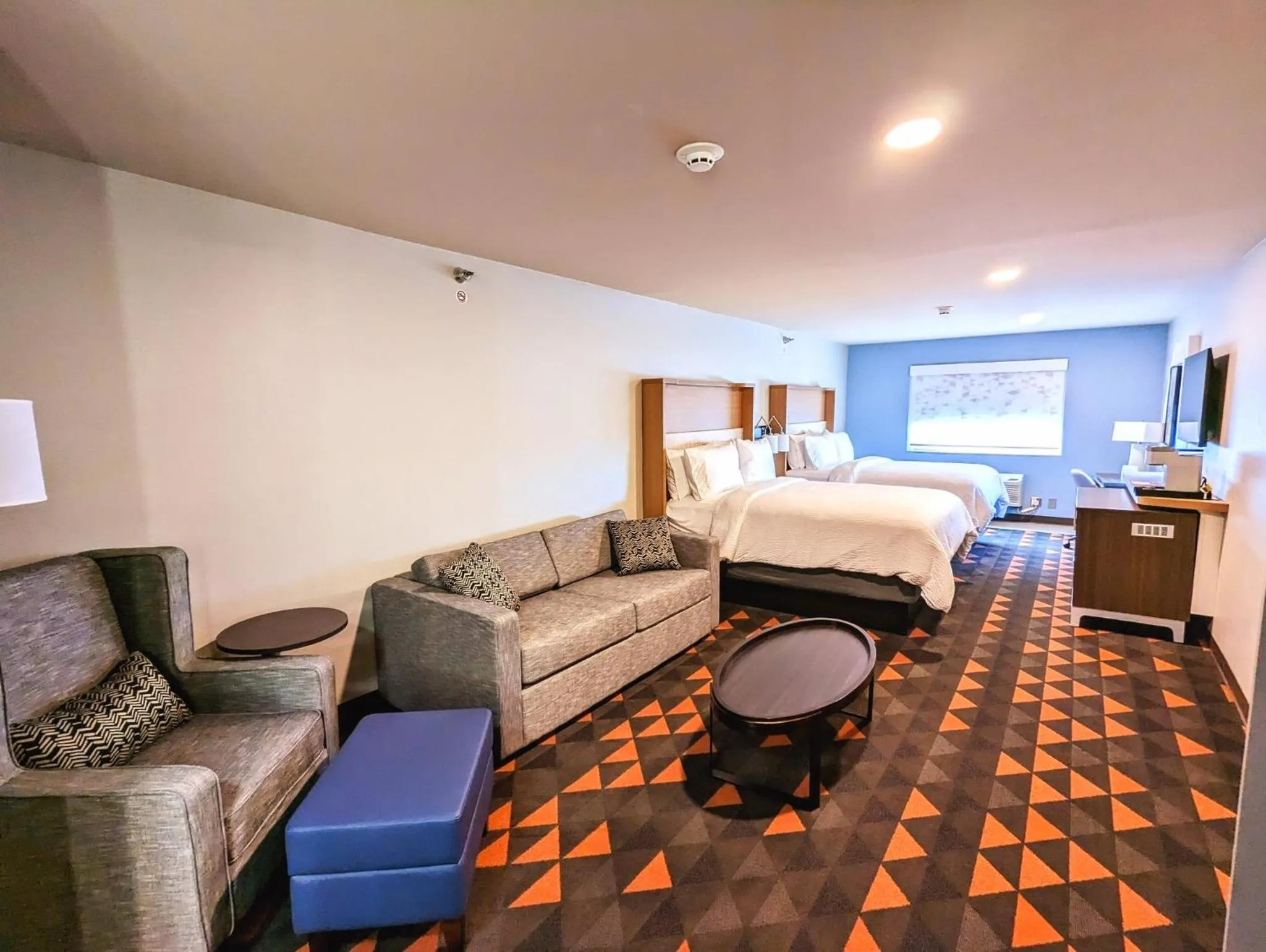 Photo of the whole room, Bed in Holiday Inn Kansas City - Downtown by IHG