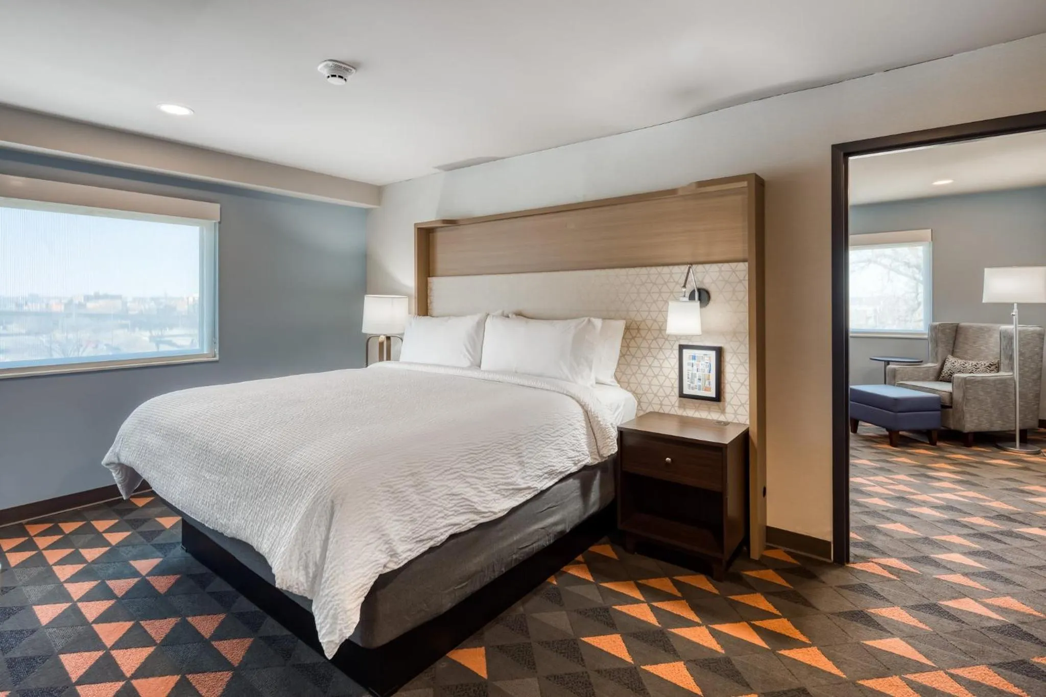 Photo of the whole room, Bed in Holiday Inn Kansas City - Downtown by IHG