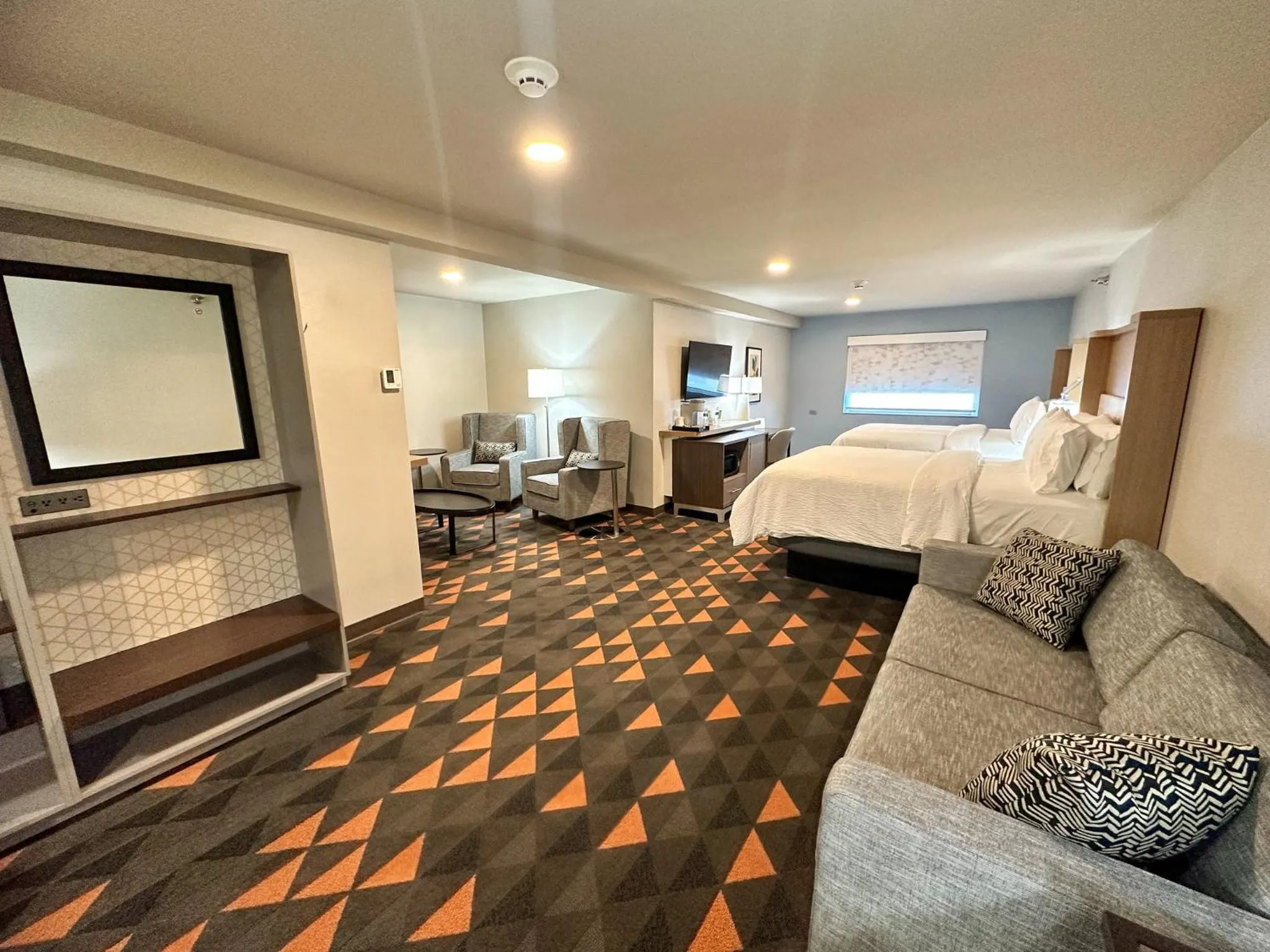 Photo of the whole room, Bed in Holiday Inn Kansas City - Downtown by IHG