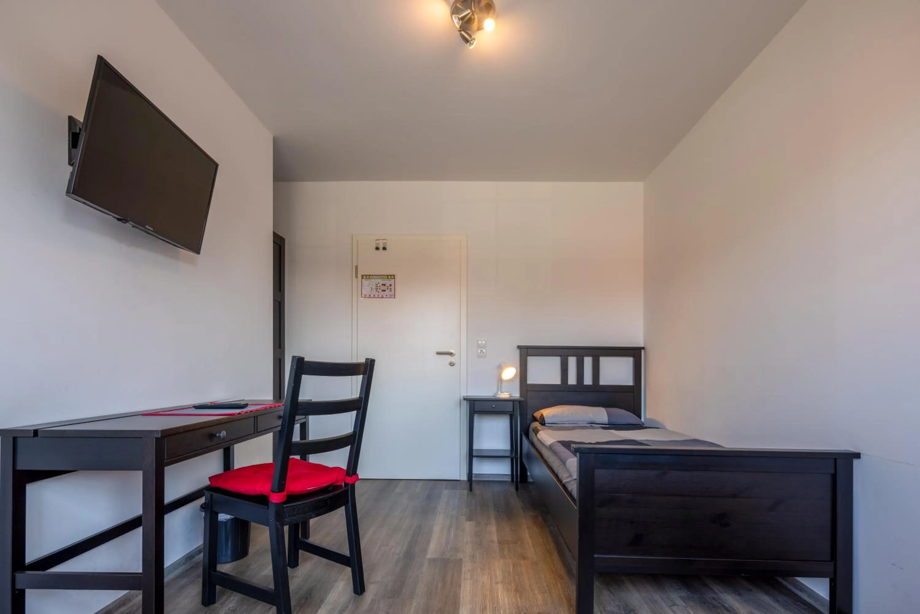 Bed in Gästehaus Olympia Wilhelmshaven - Moderne Einzelzimmer mit eigenem Bad für Monteure