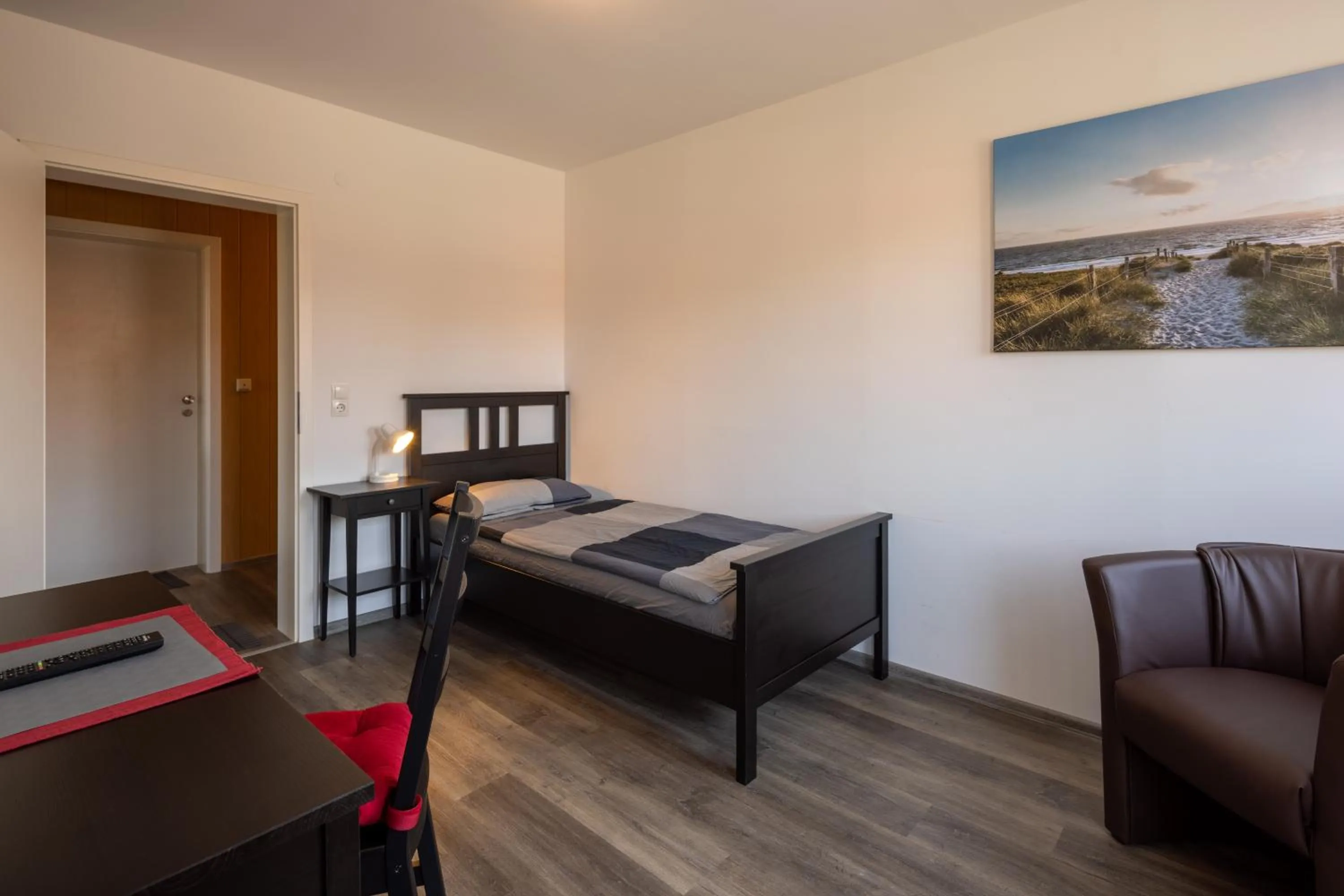 Bed in Gästehaus Olympia Wilhelmshaven - Moderne Einzelzimmer mit eigenem Bad für Monteure