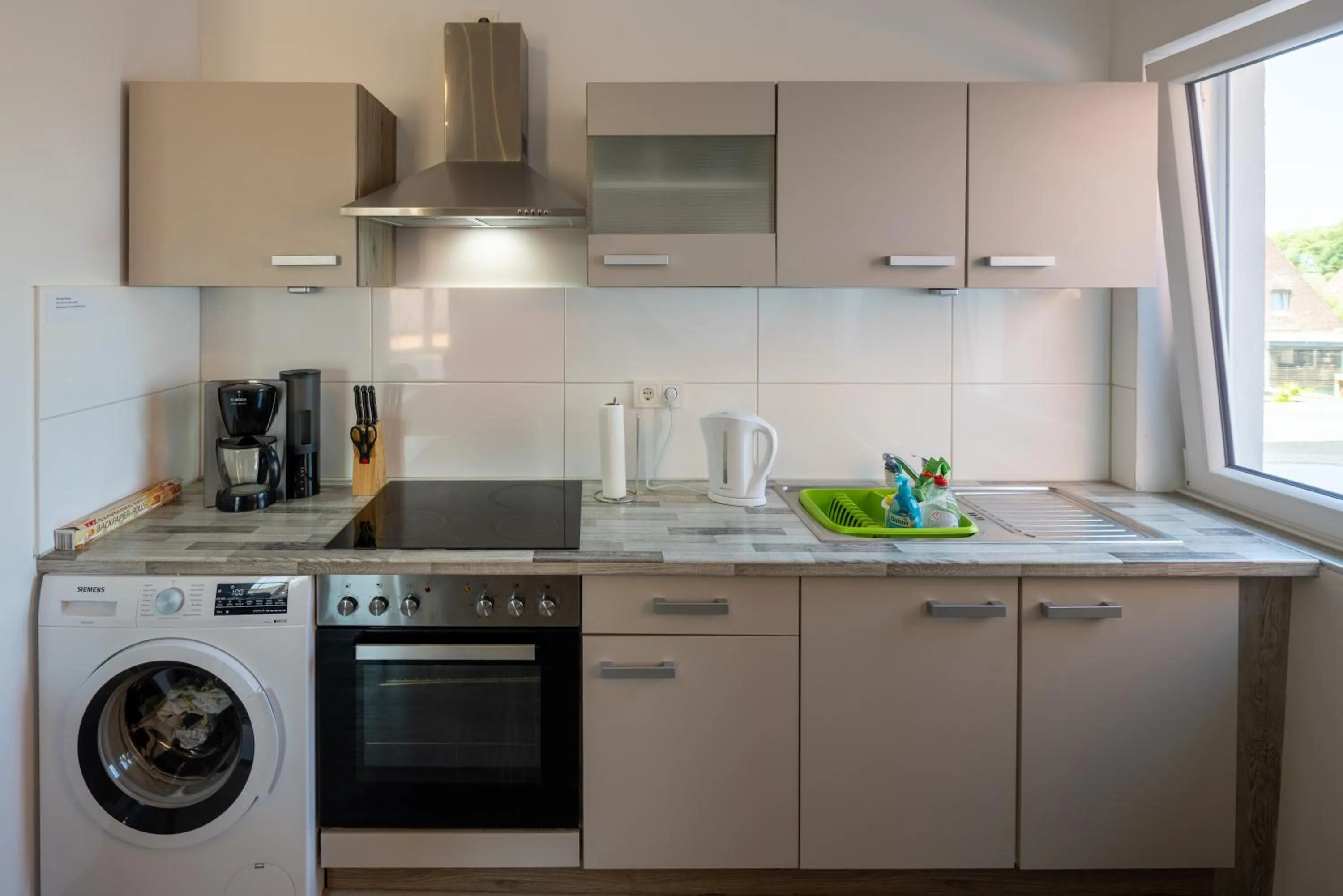 Kitchen or kitchenette in Gästehaus Olympia Wilhelmshaven - Moderne Einzelzimmer mit eigenem Bad für Monteure