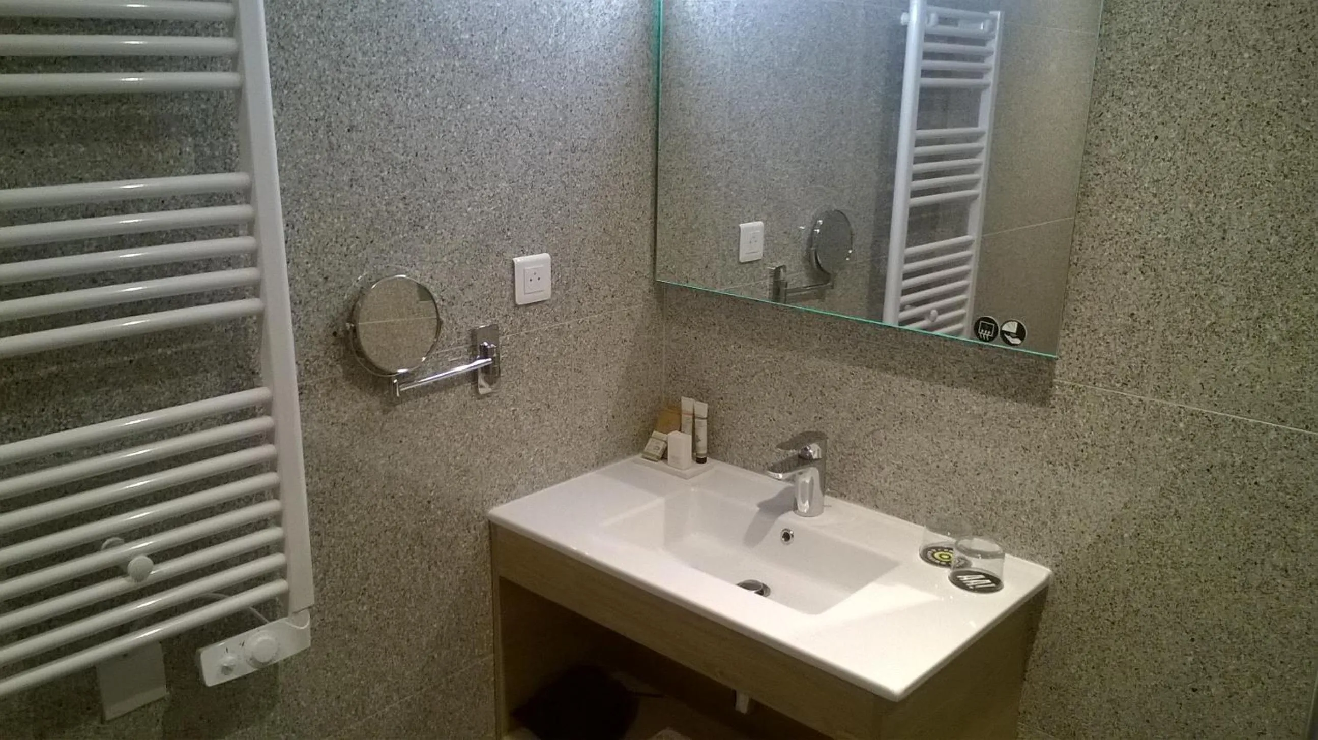 Bathroom in Aux Ateliers