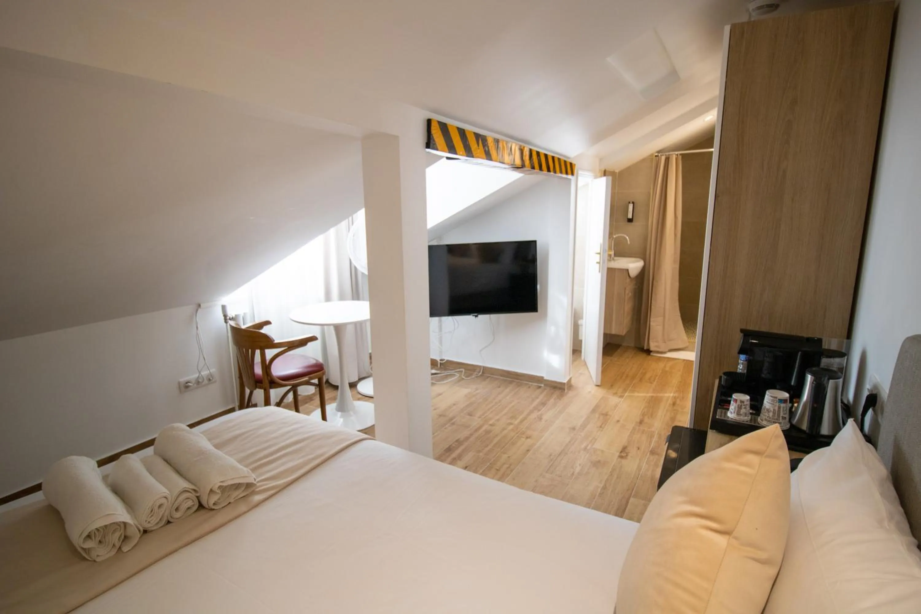 Photo of the whole room, Bed in Les Rebelles