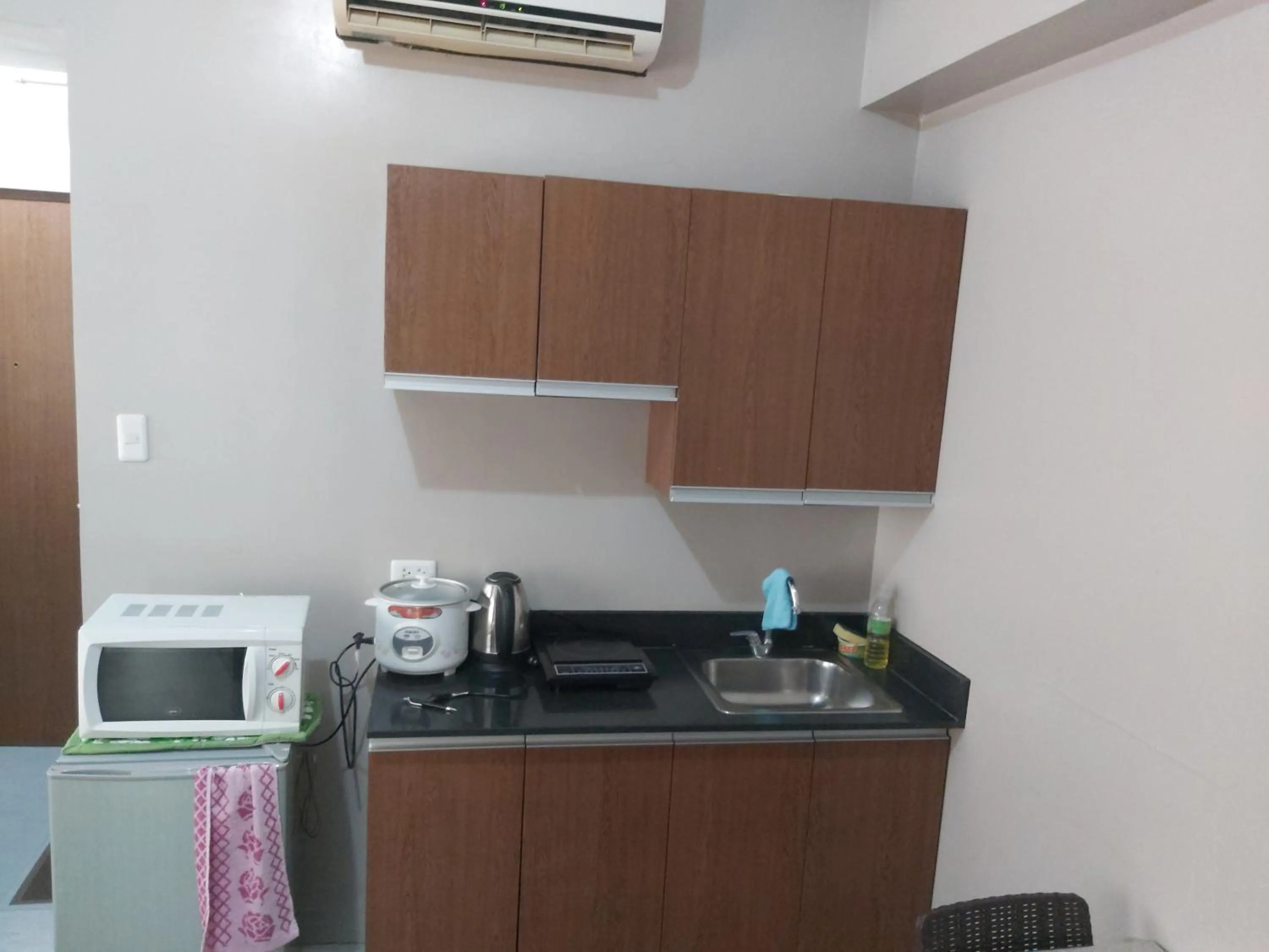 Kitchen or kitchenette in Affordable Tagaytay Monteluce 2 BR with Pool G28