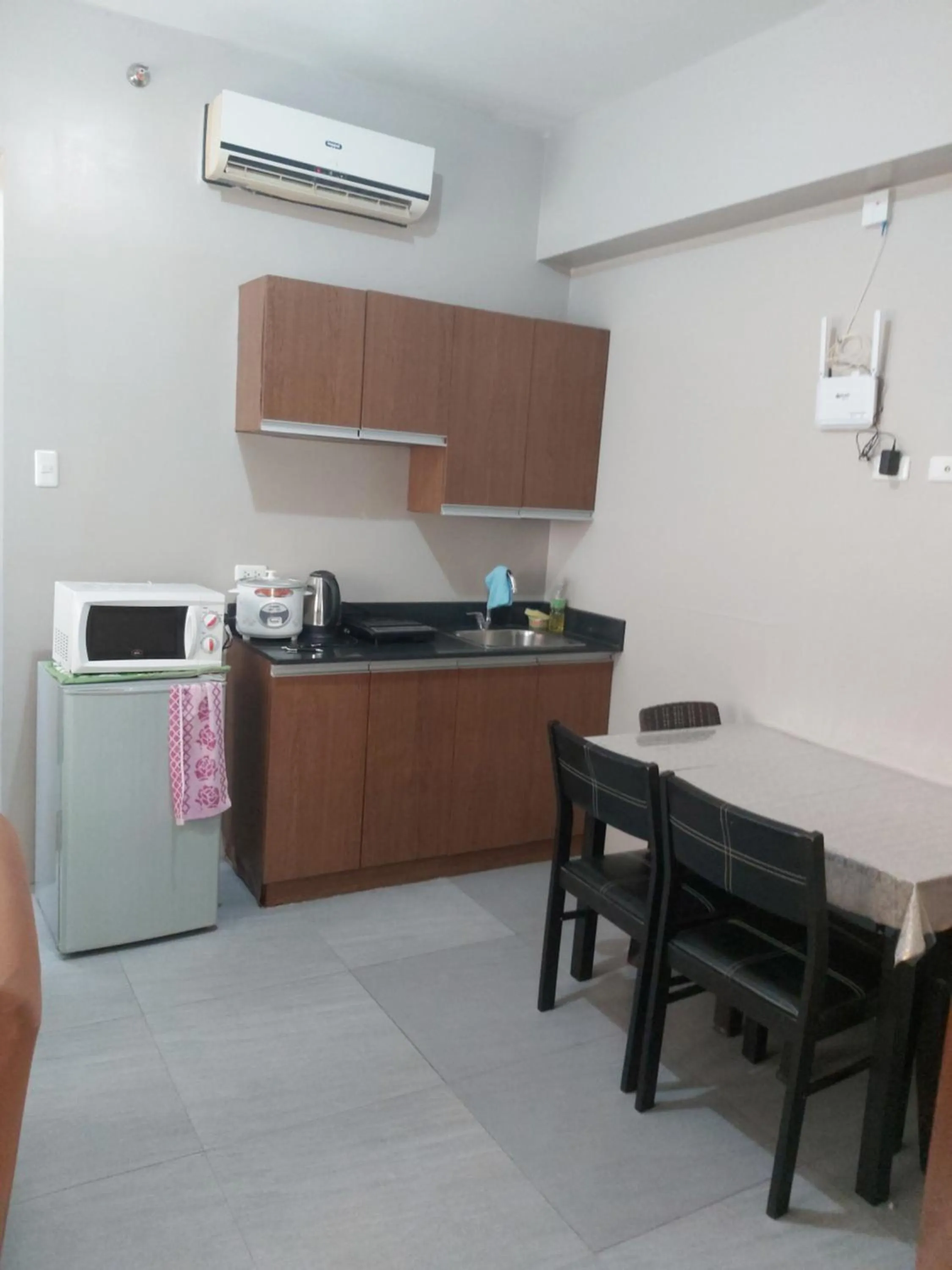 Kitchen or kitchenette in Affordable Tagaytay Monteluce 2 BR with Pool G28