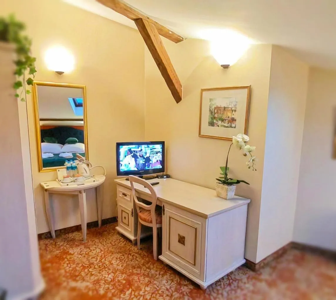 Photo of the whole room in Great Polonia Kraków Old Town