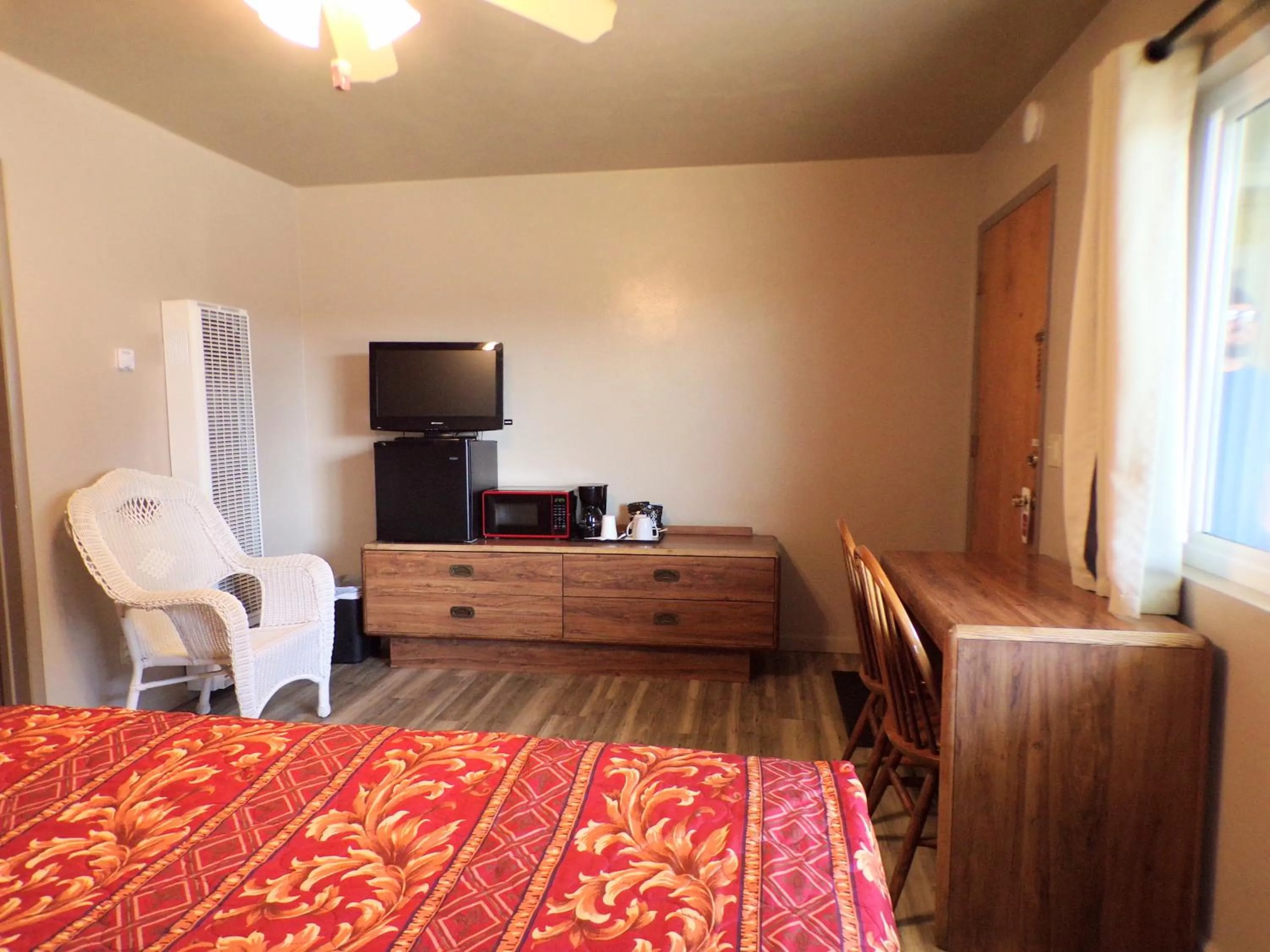 Bedroom, Bed in Cypress Tree Motel