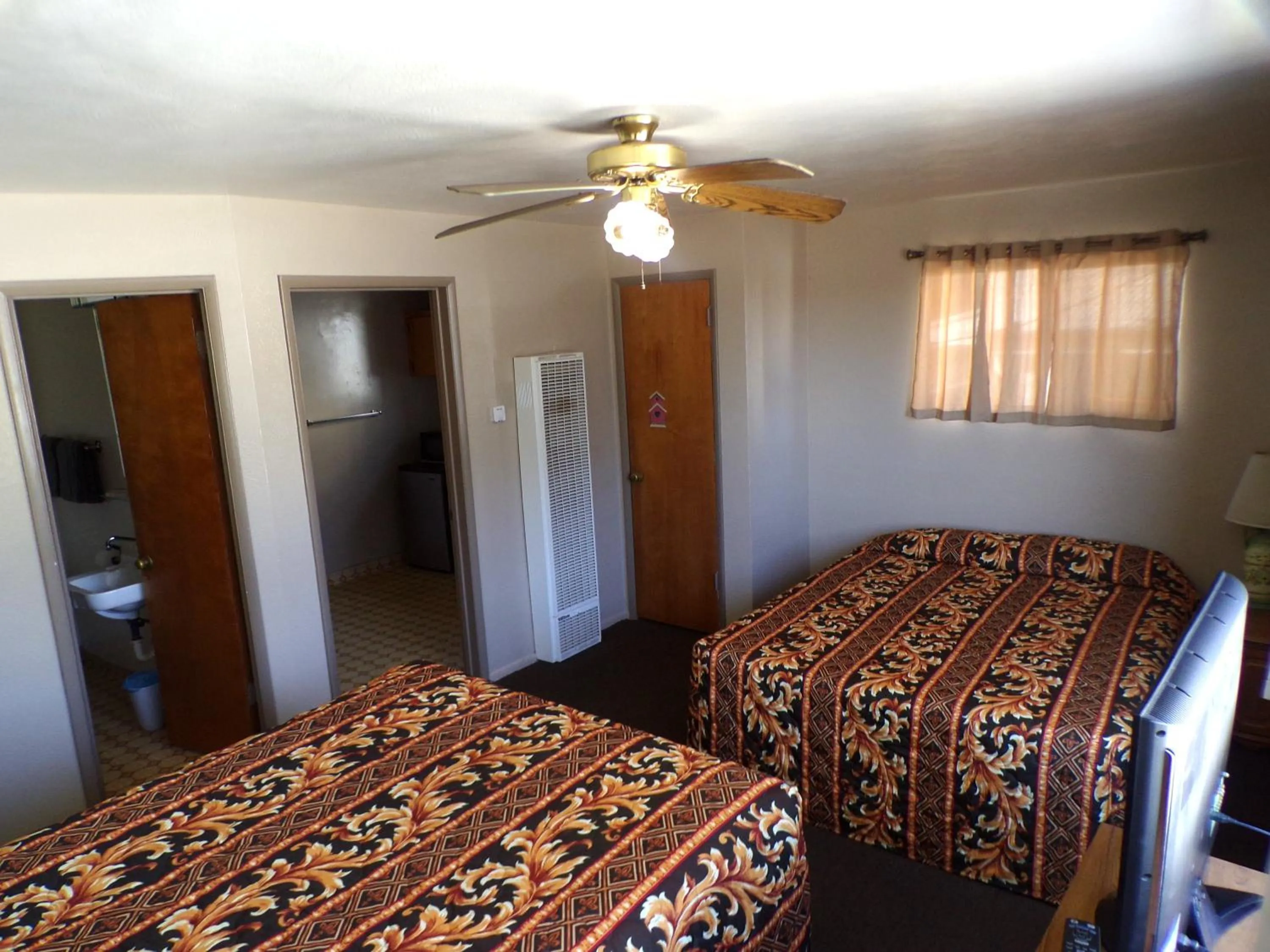 Bedroom, Bed in Cypress Tree Motel