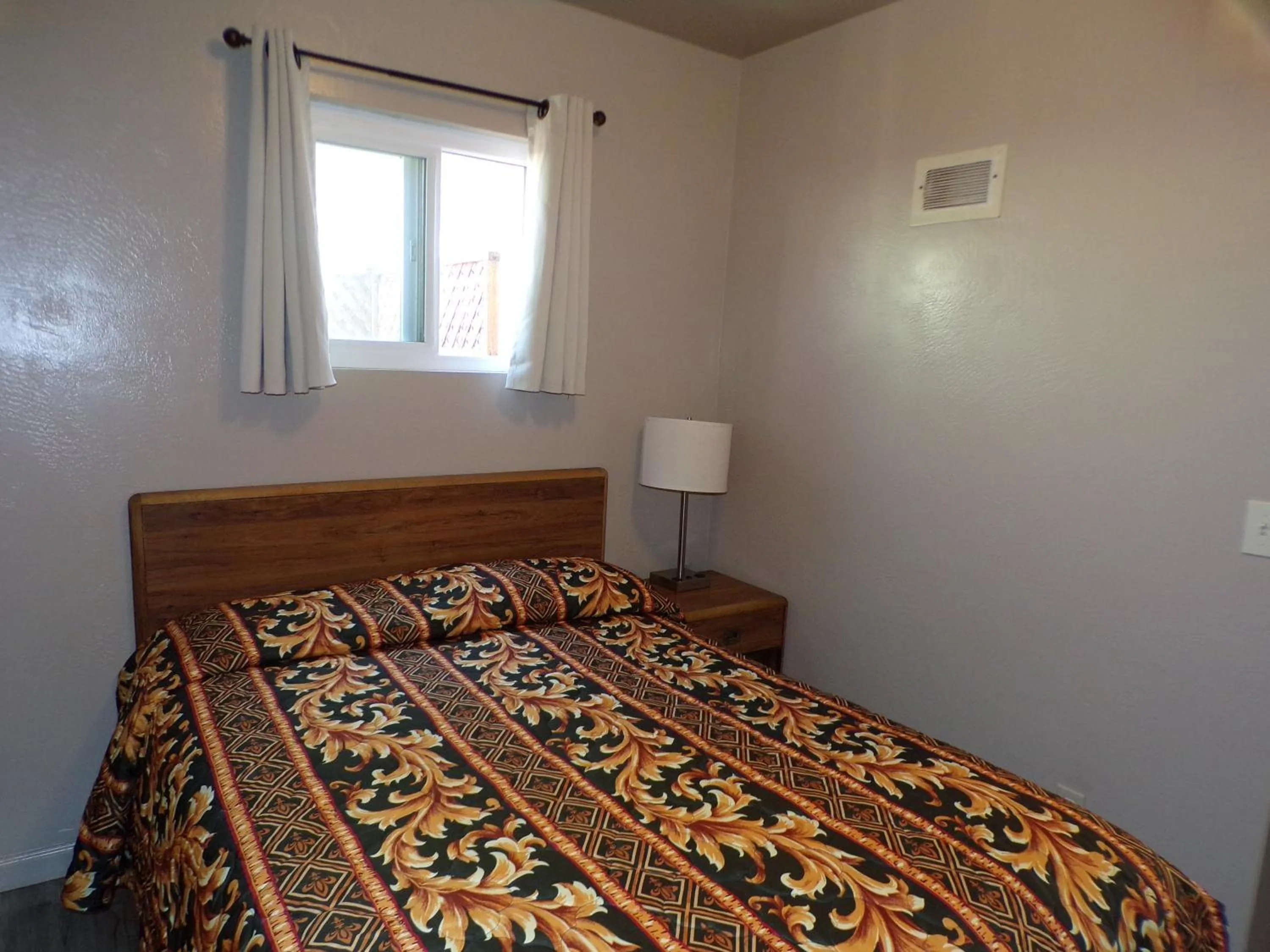 Bedroom, Bed in Cypress Tree Motel