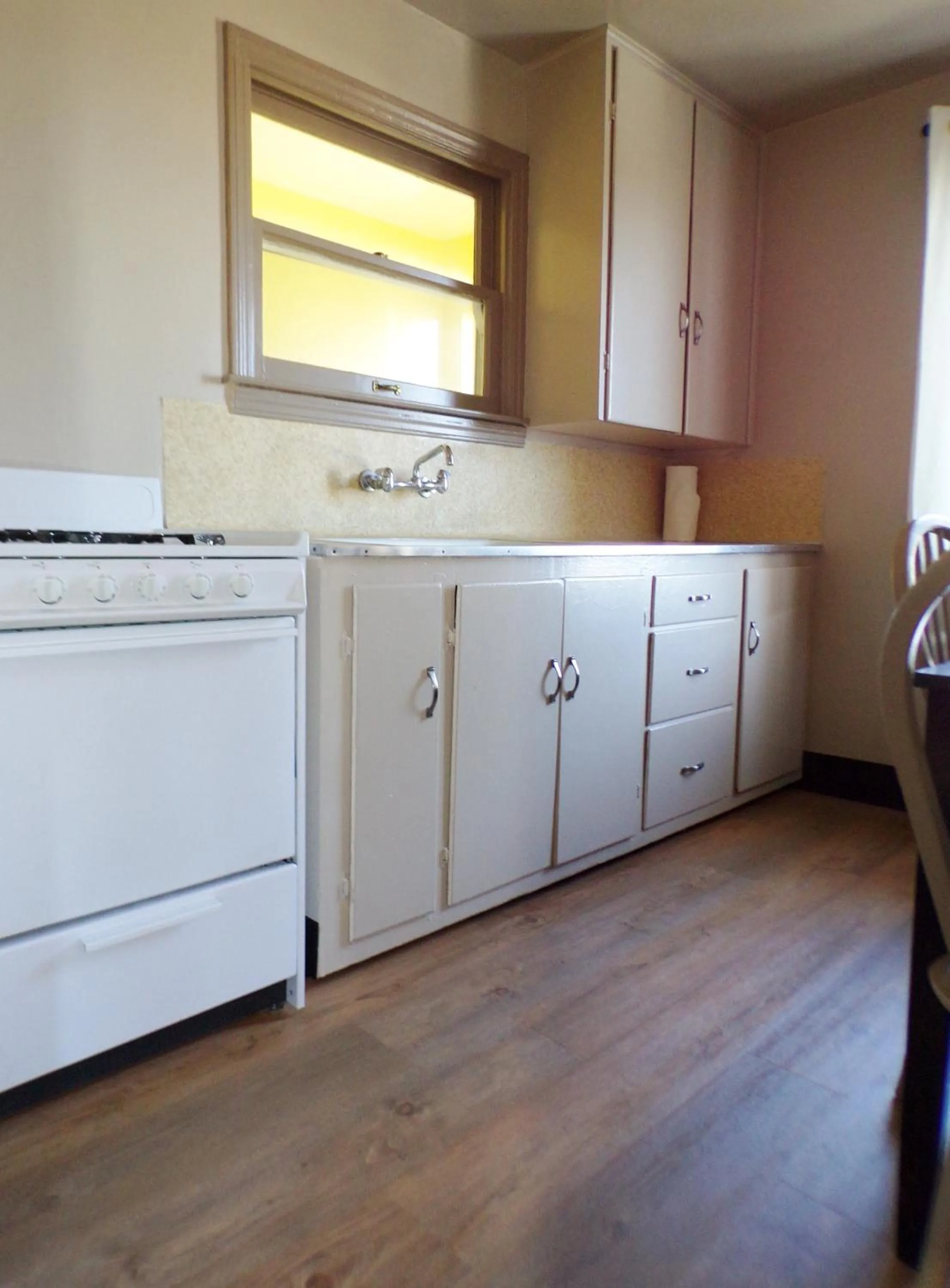 Kitchen or kitchenette in Cypress Tree Motel