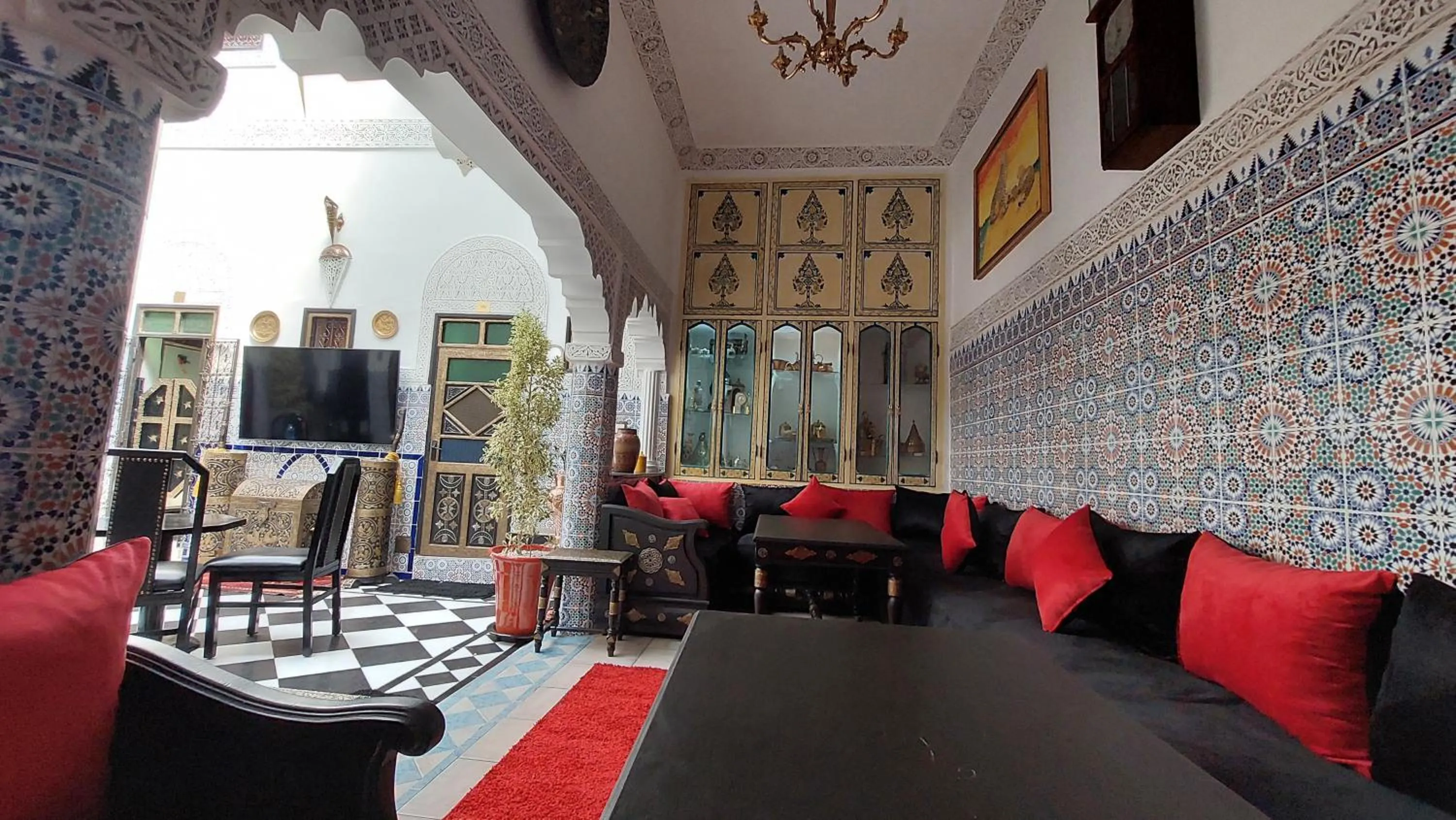 Communal lounge/ TV room in Riad La Porte d'Or & SPA