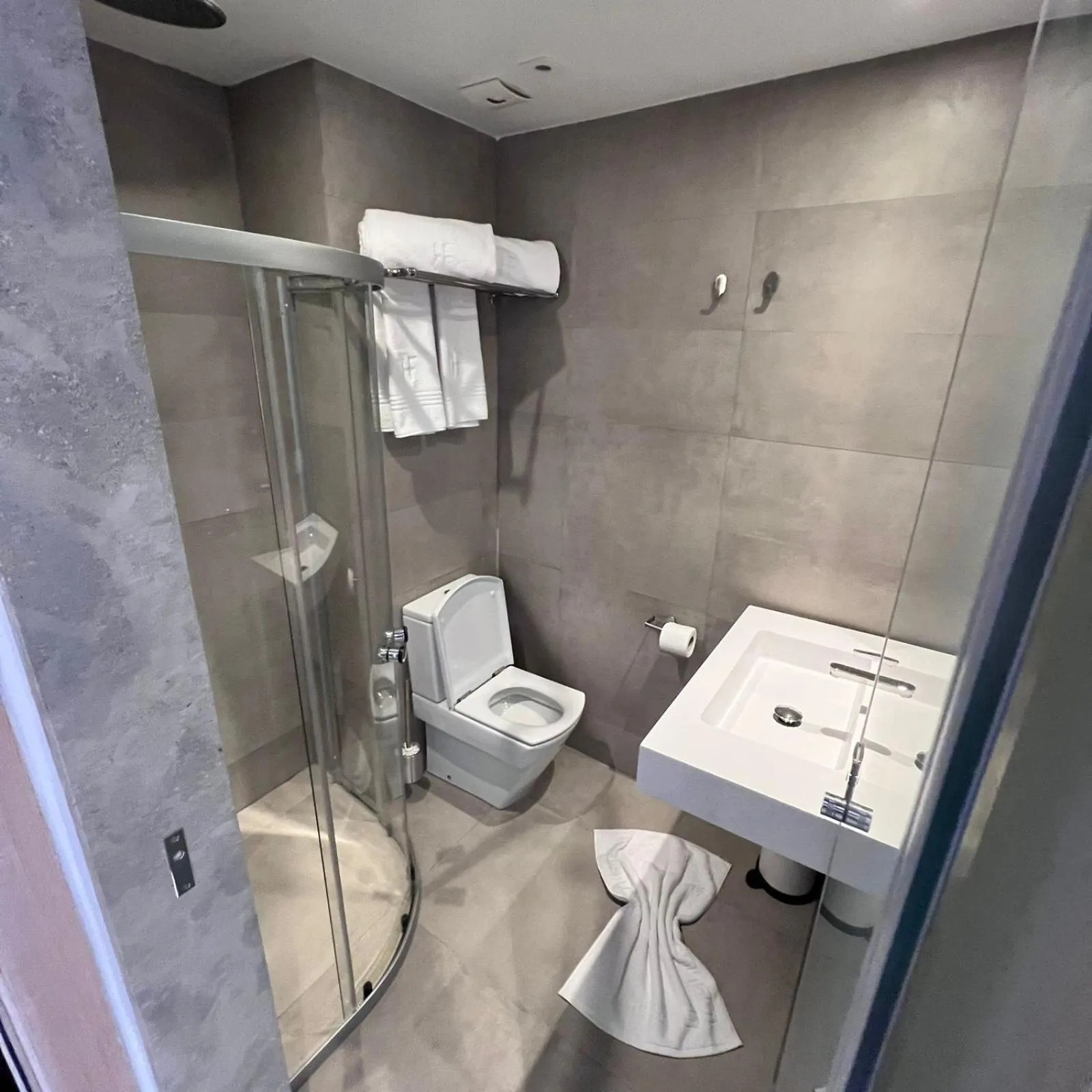 Bathroom in Fajr Hotel