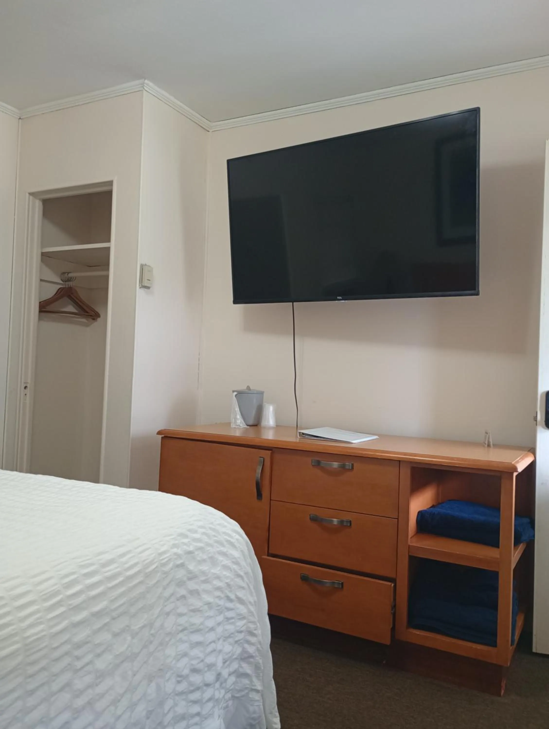 Bedroom, Bed in The Ashley