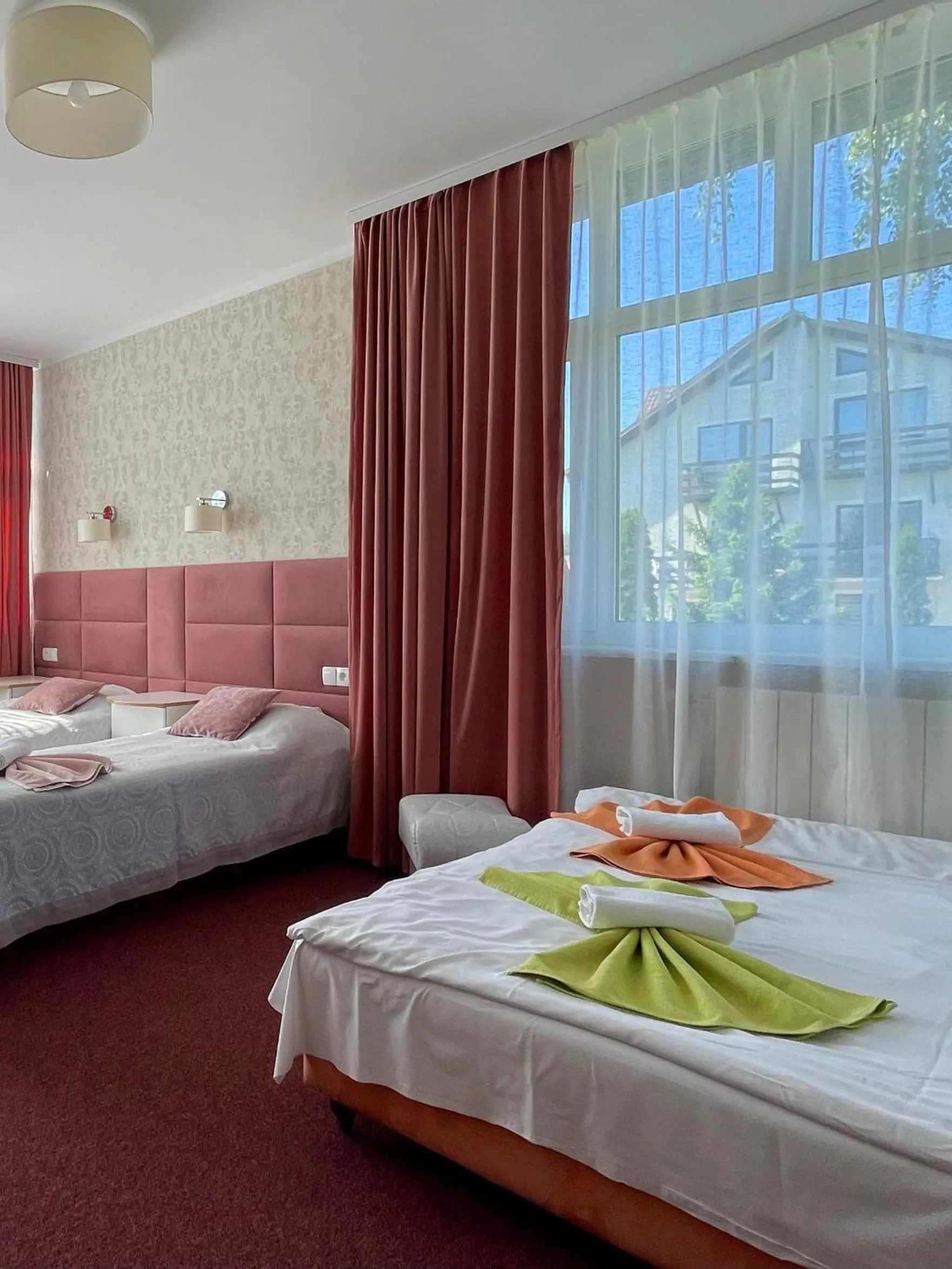 Photo of the whole room, Bed in Damroka